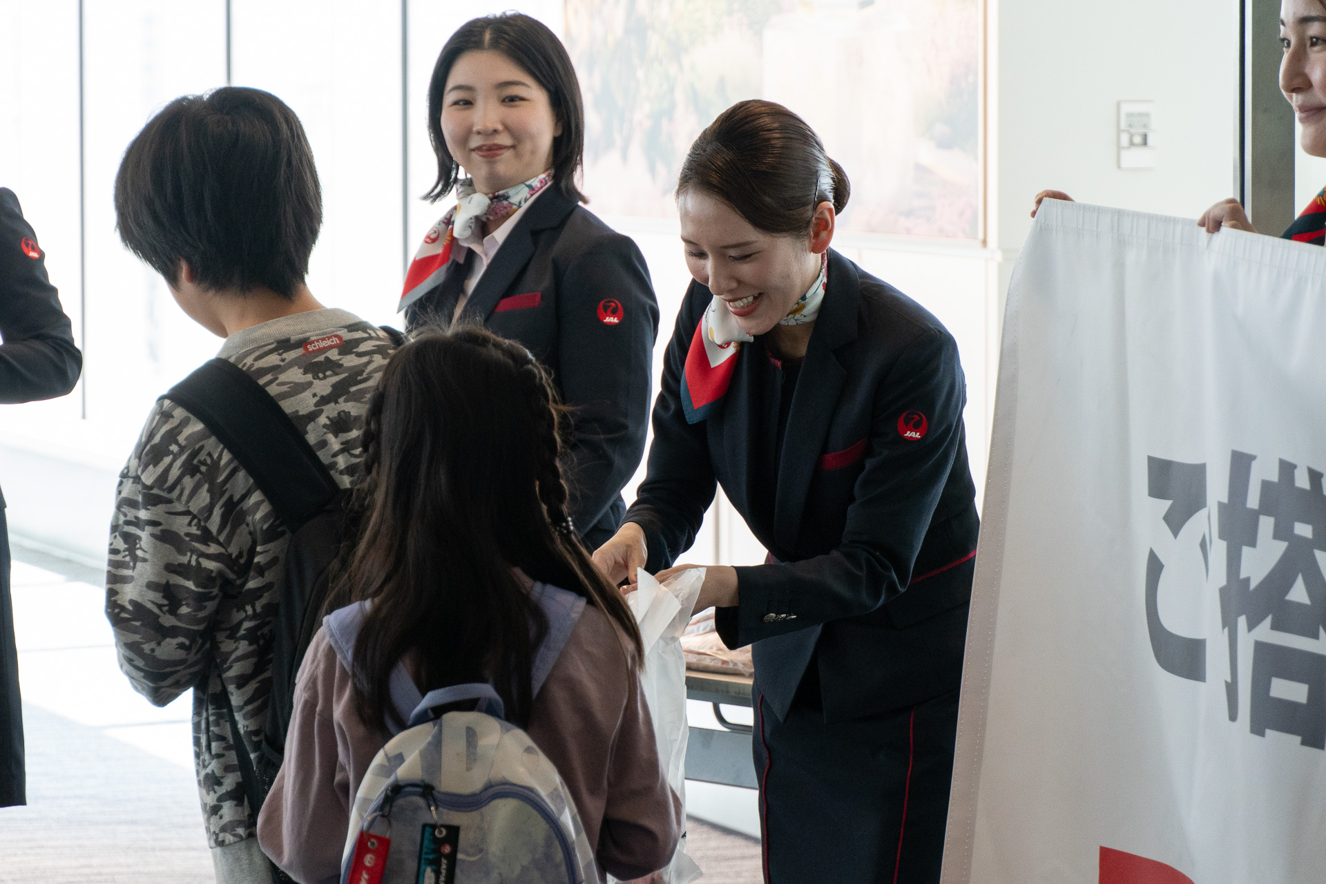 ゲート前ではA350-1000のあらましをアナウンスしたほか、記念品の配布を実施