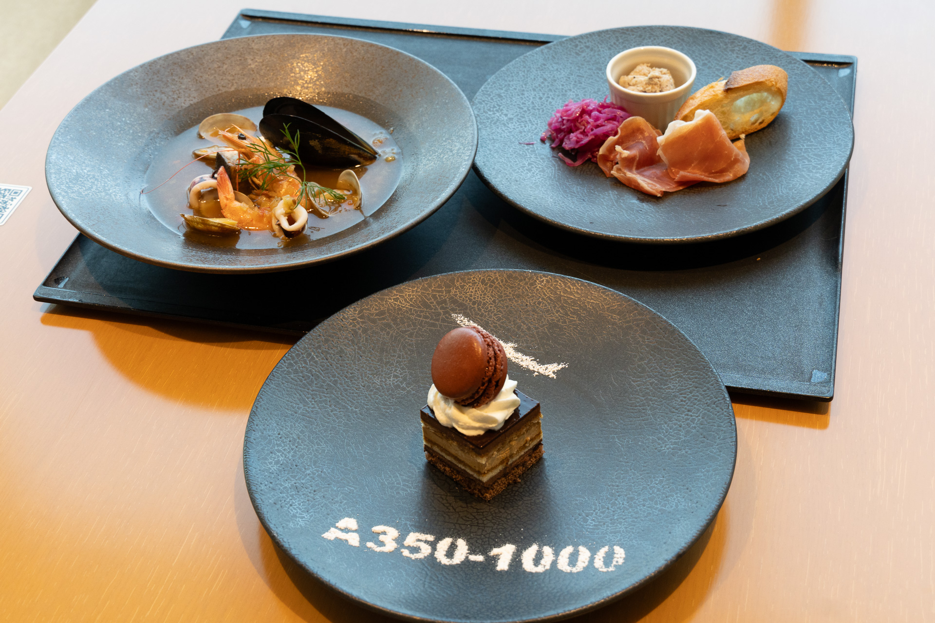 ファーストクラスラウンジで提供するブイヤベース、シャルキュトリー、マカロン。このうちブイヤベースとマカロンは朝5時半から提供しており、約70食という