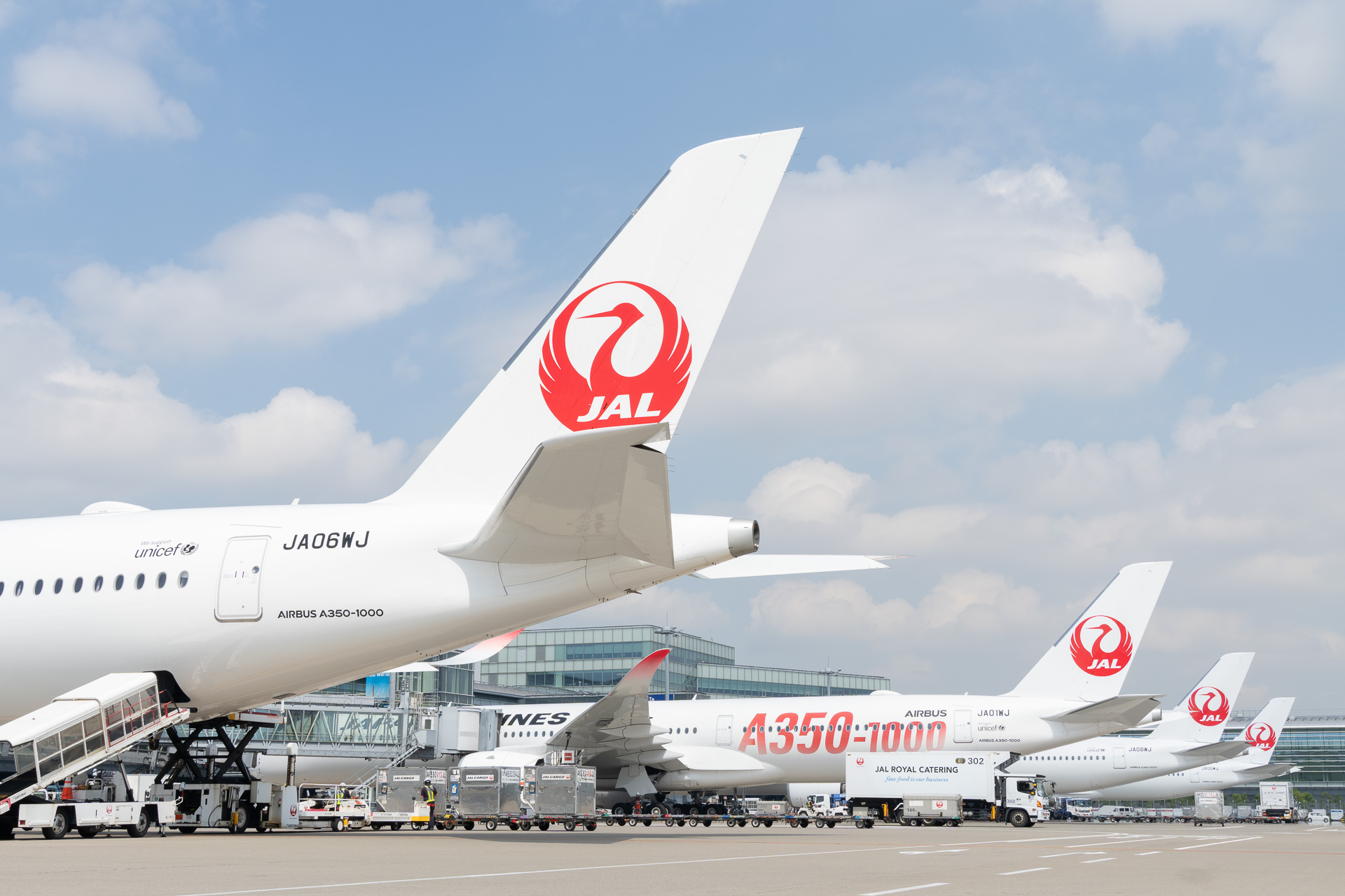 駐機場（羽田の111番～114番スポット）にJALのA350-1000が4機並んだ。手前から、ロンドン行き（JL043便）の6号機、パリ行き（JL045便）の1号機、ニューヨーク行き（JL006便）の8号機、ダラス・フォートワース行き（JL012便）の5号機