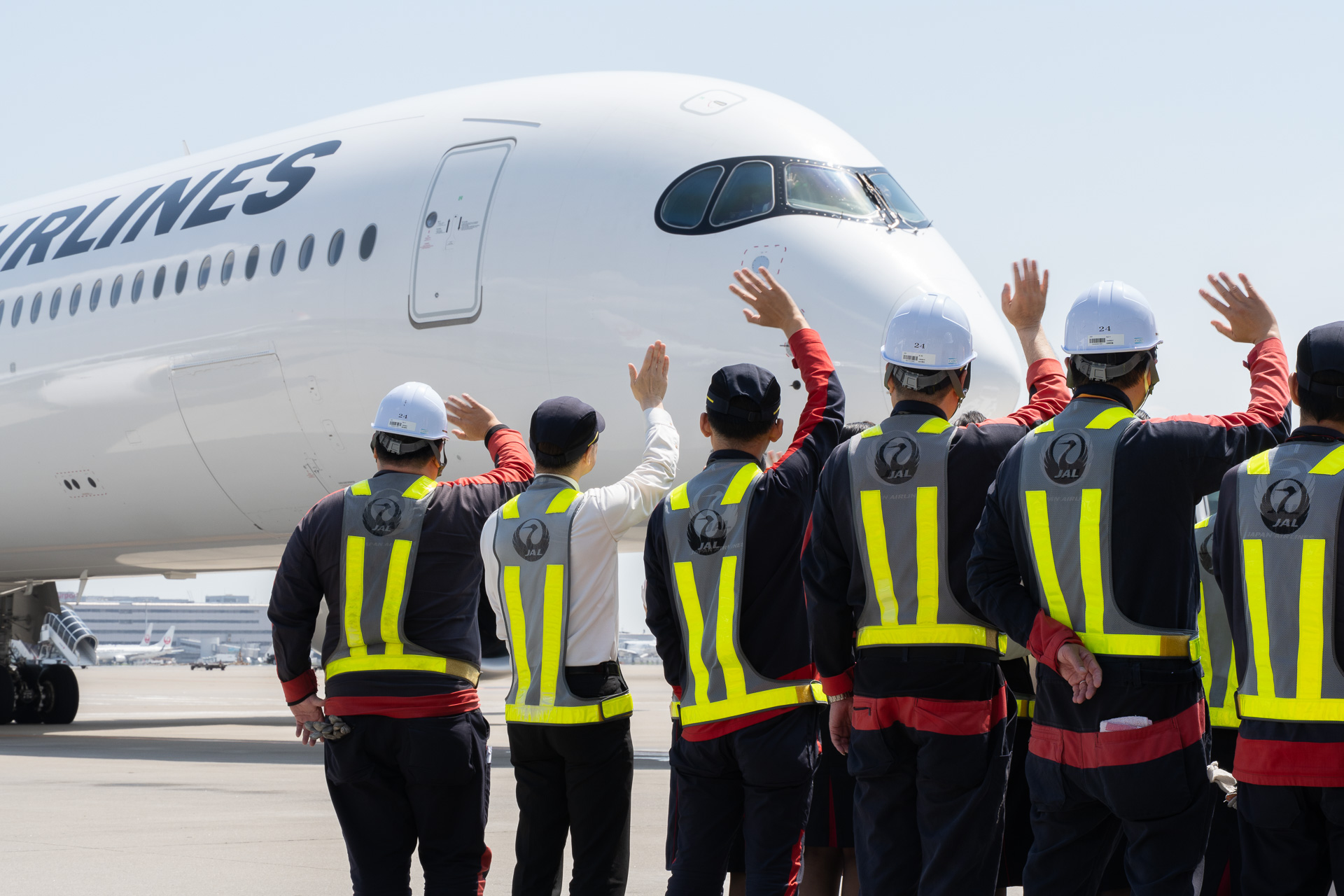 スタッフが横断幕とともにA350-1000の投入初便を見送った