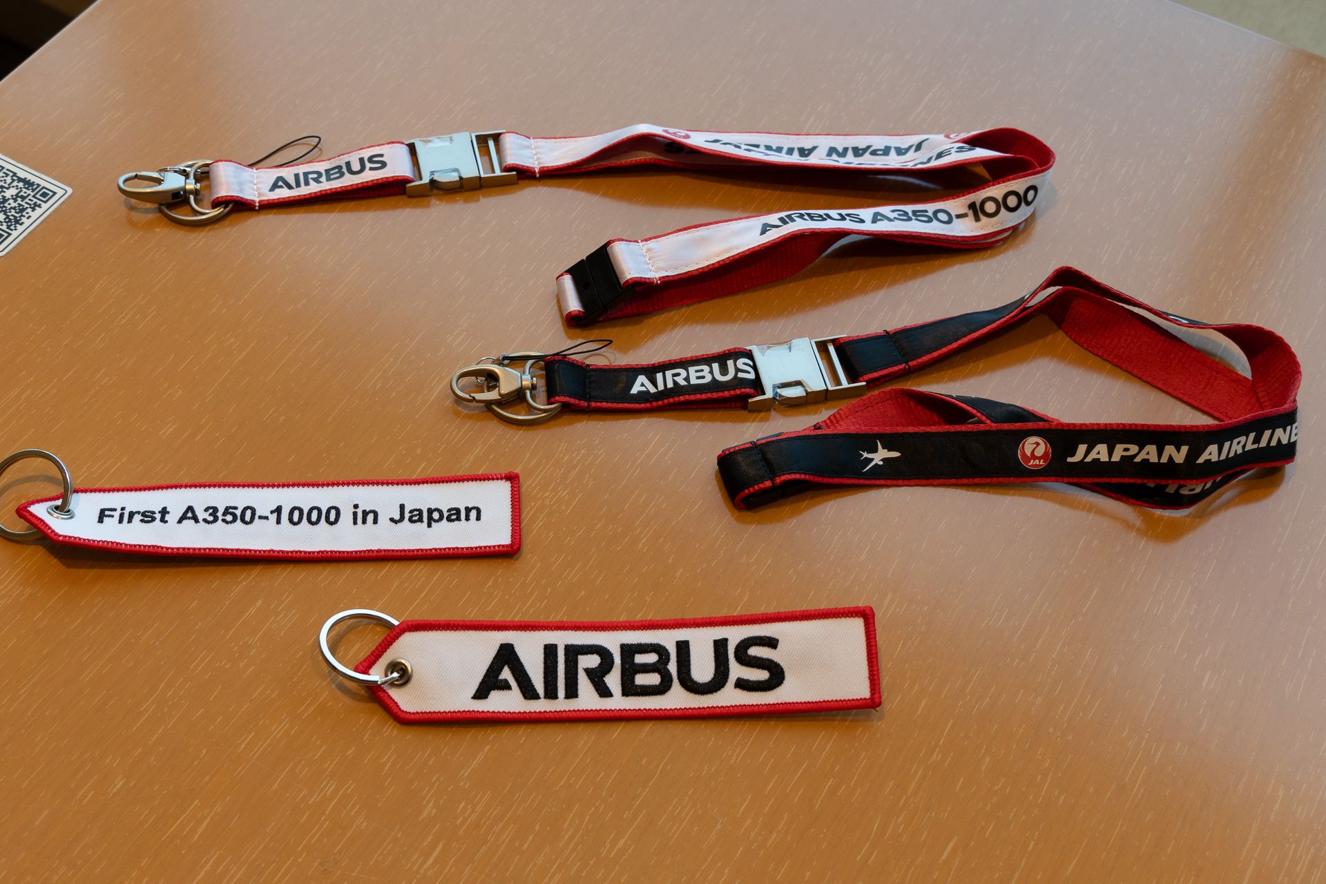 JALとエアバスのロゴの入ったストラップ、フライトタグ