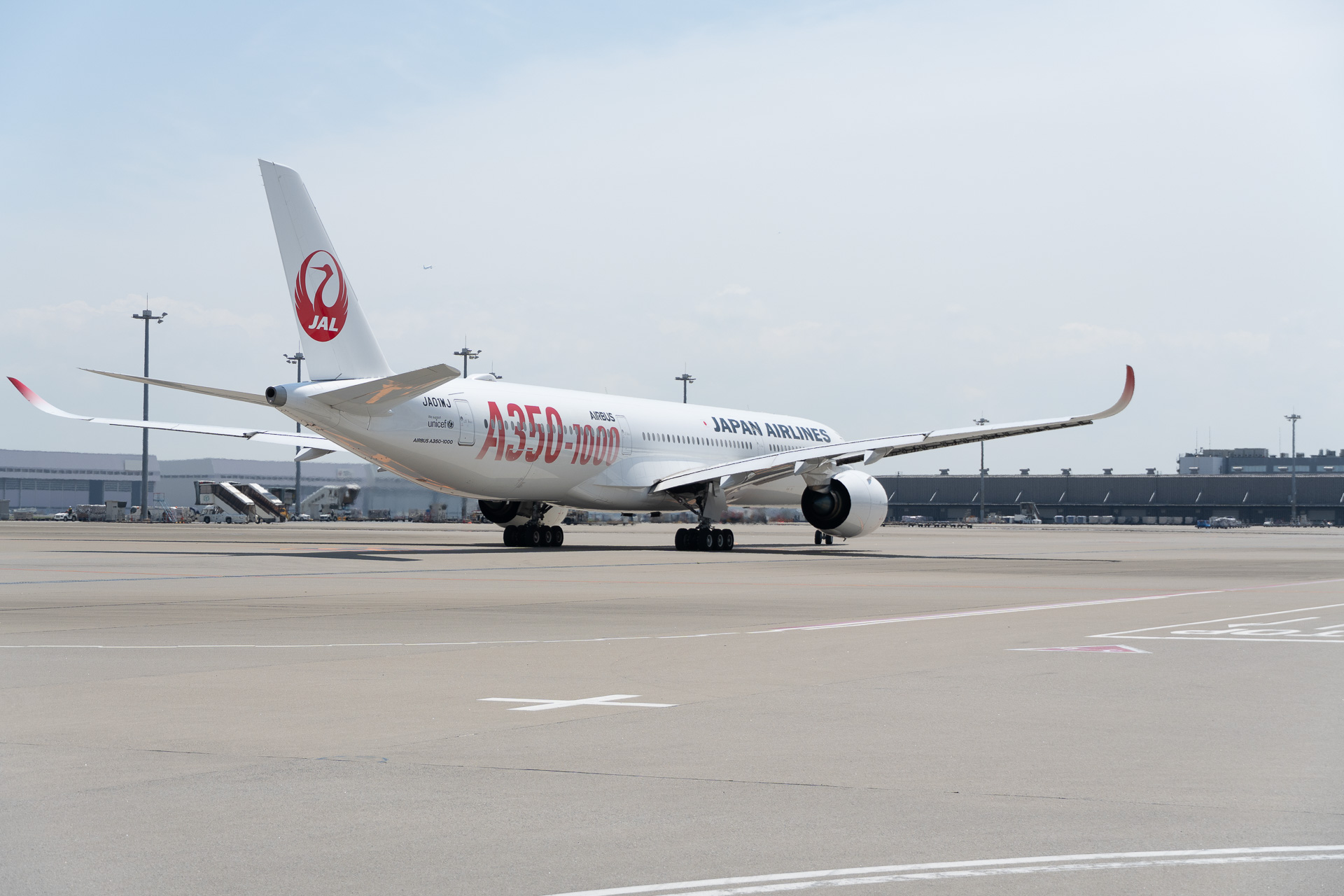 スタッフが横断幕とともにA350-1000の投入初便を見送った