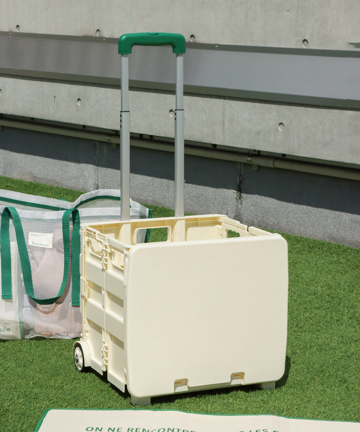 「折りたたみキャリーケース」（2200円）。別売りの「折りたたみキャリーケース用保冷バッグ」（880円）も