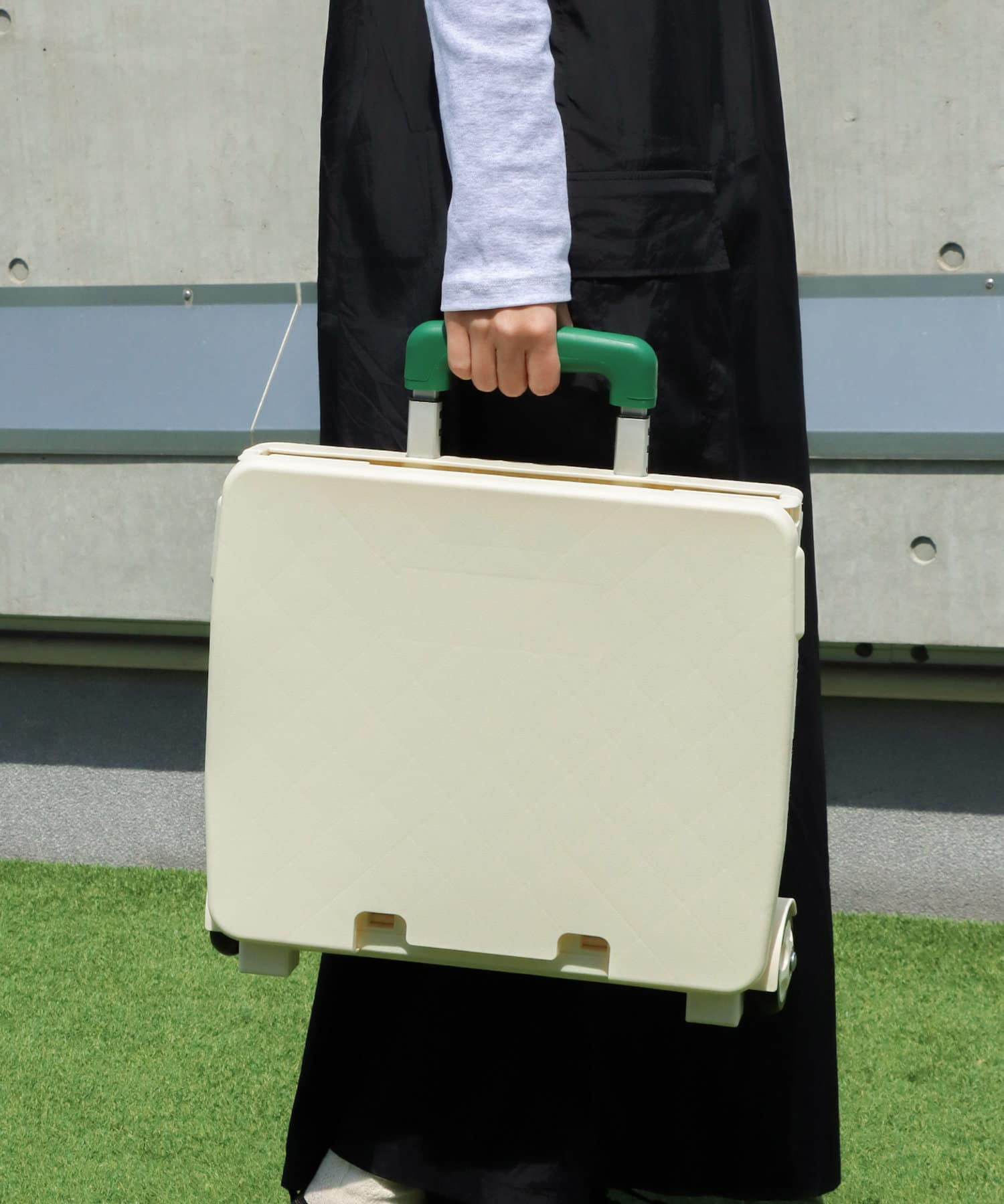 「折りたたみキャリーケース」（2200円）。別売りの「折りたたみキャリーケース用保冷バッグ」（880円）も