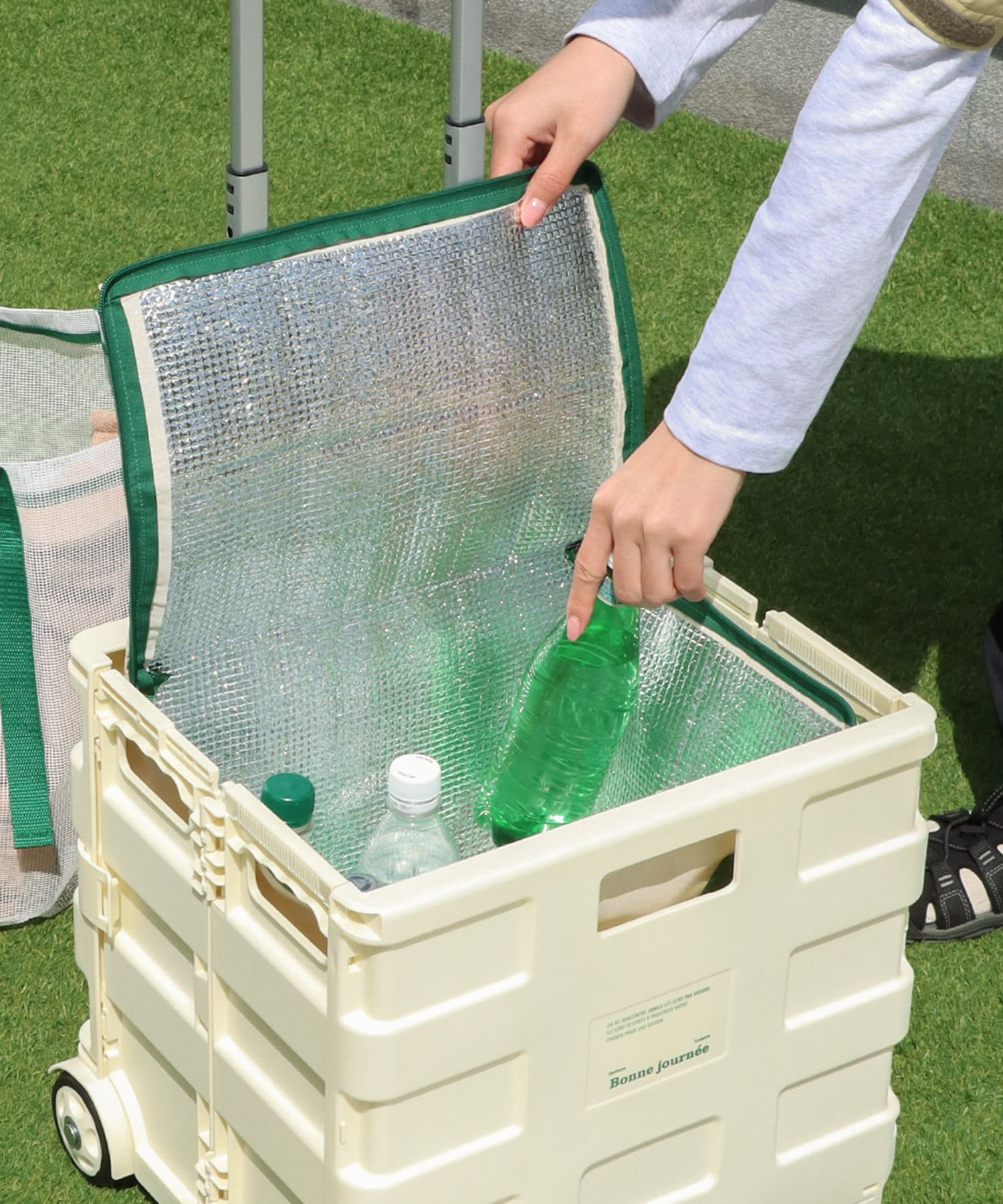 「折りたたみキャリーケース」（2200円）。別売りの「折りたたみキャリーケース用保冷バッグ」（880円）も