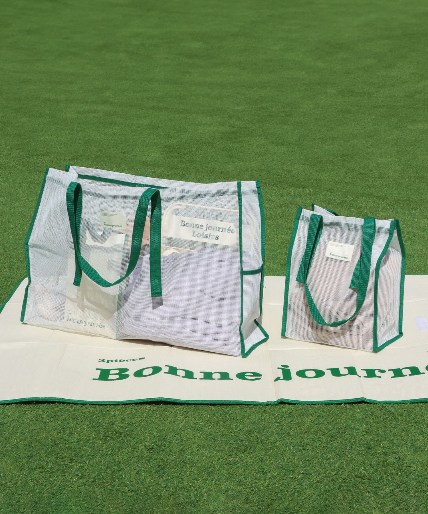 メッシュ素材の「レジャーバッグ」Lサイズ（880円）とMサイズ（660円）