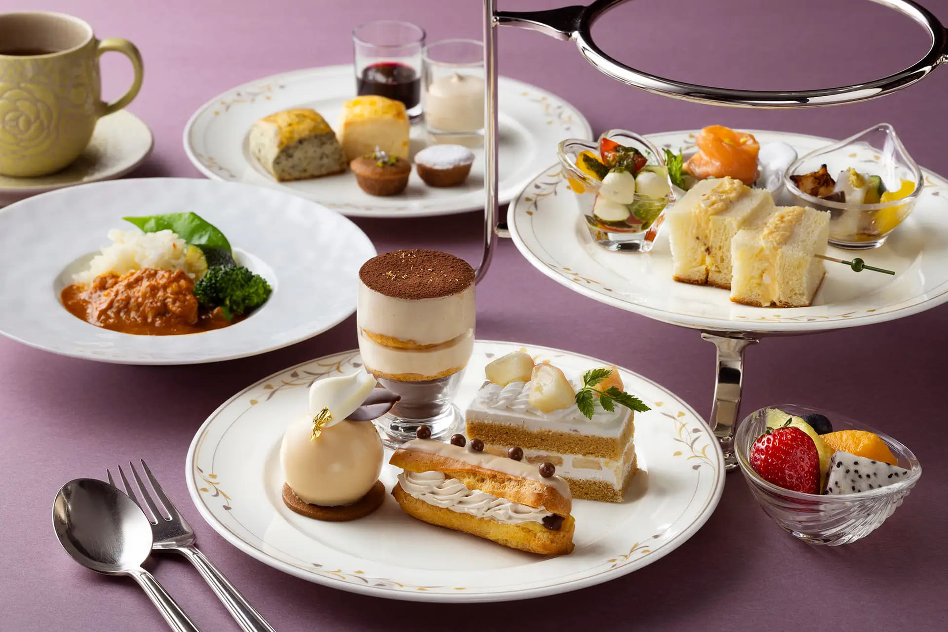 スイーツにチキンカレーなどのセイボリーがついた「アールグレイ マルノウチジカン」