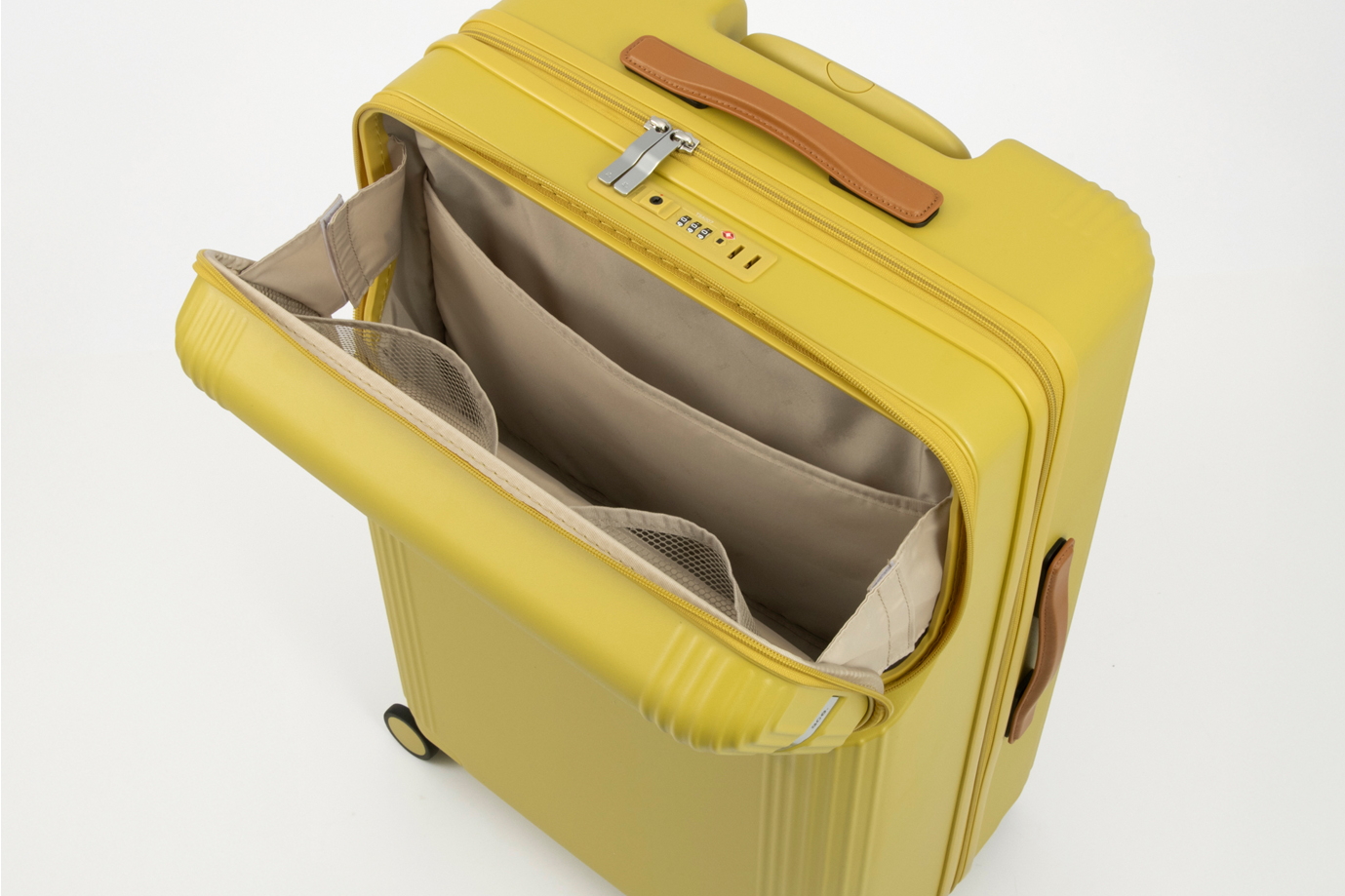 スーツケースを立てたまま、フロントポケットから荷物を取り出せる