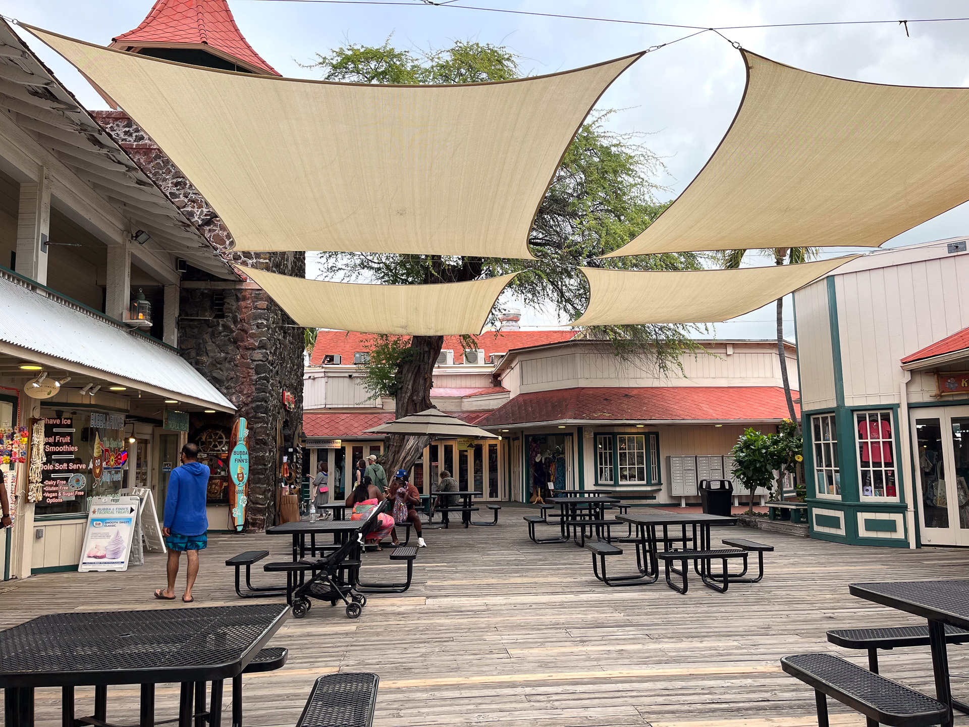 カイルア・コナの街には路面店や小さなショッピングセンターが点在する