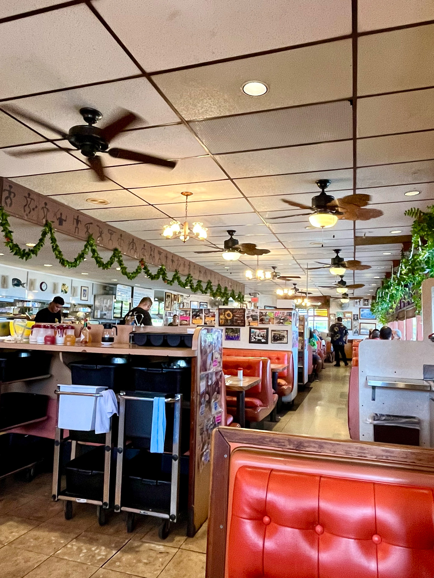 初めて訪れても落ち着くファミリーレストラン（会計は席でなくレジへ）