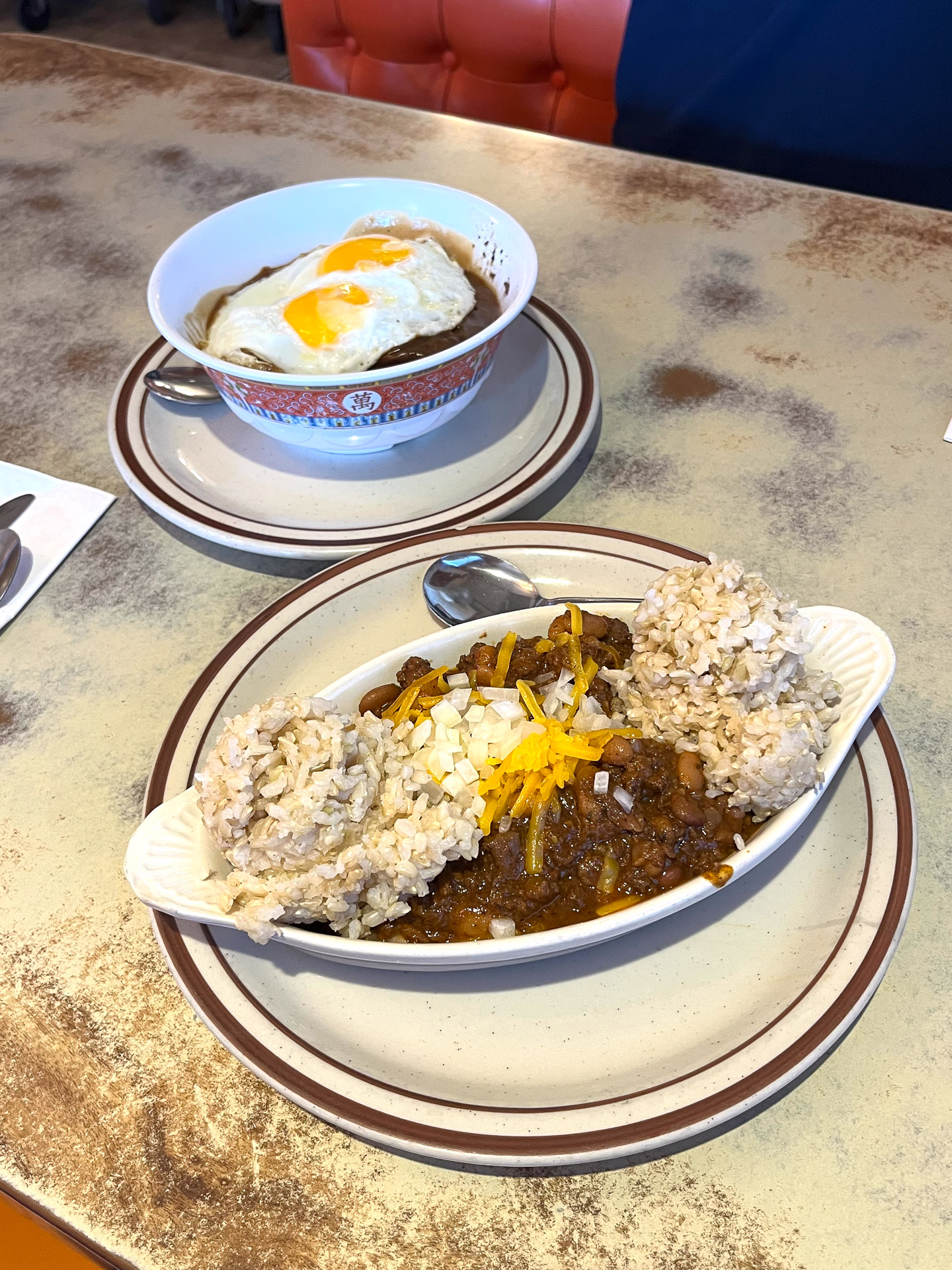 これぞハワイのロコの味。チリボウル（10.95ドル）とロコモコ（15.95ドル）