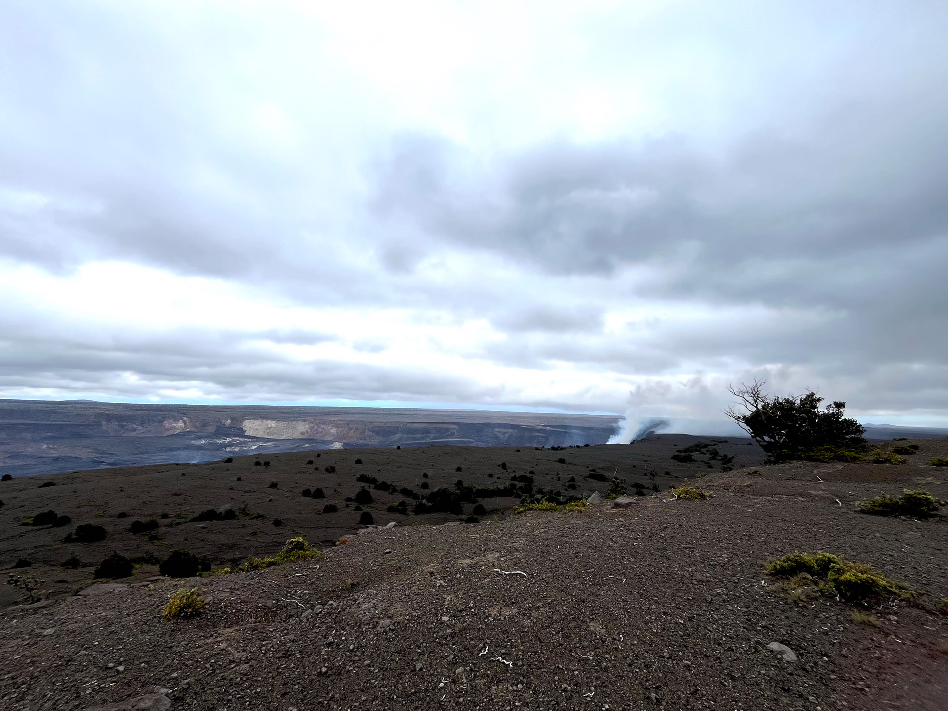 水蒸気が立ち上るハレマウマウ火口。この2日後に噴火した