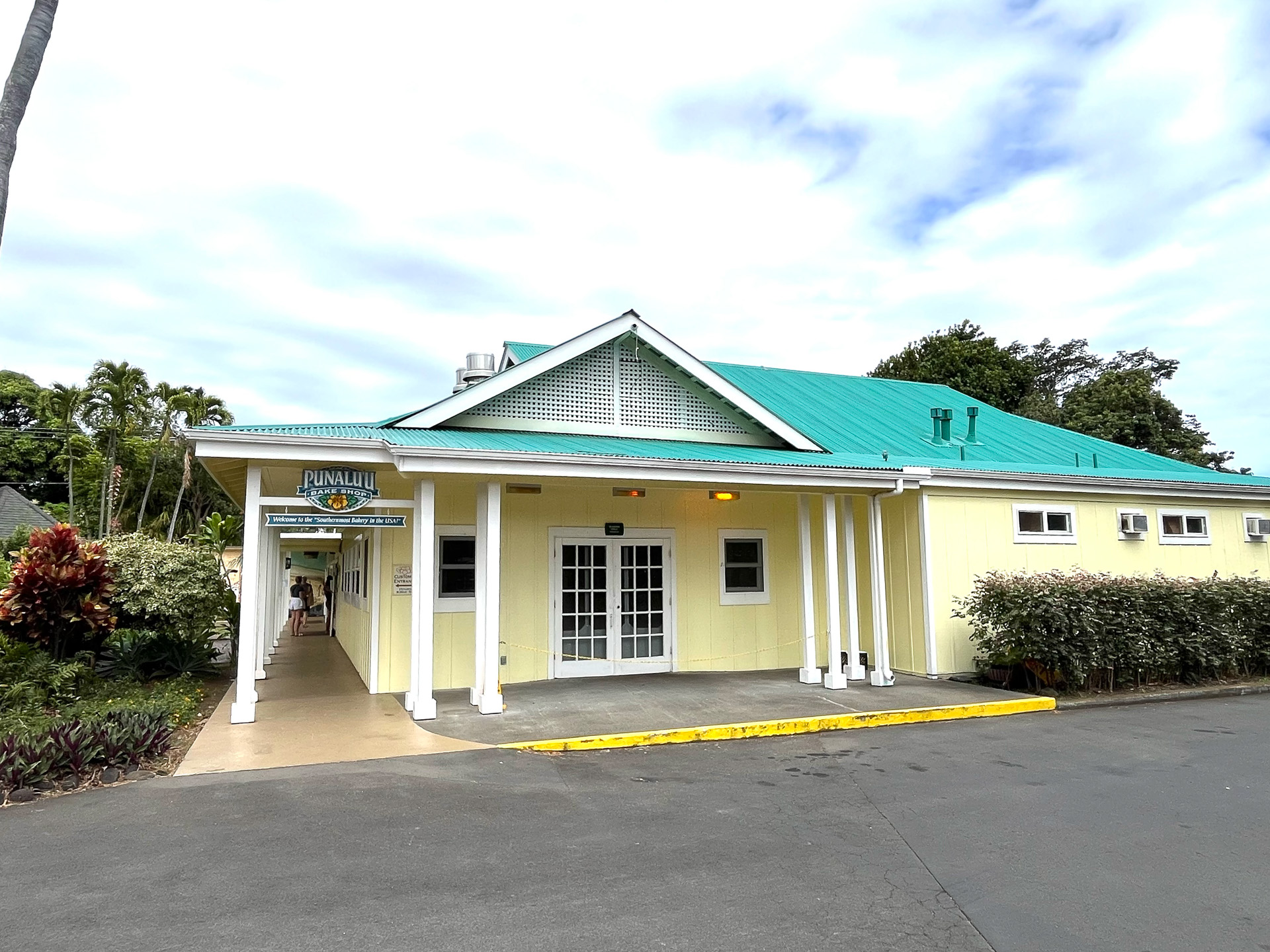 広い敷地内に建物があり、外にはテーブルも設置されている