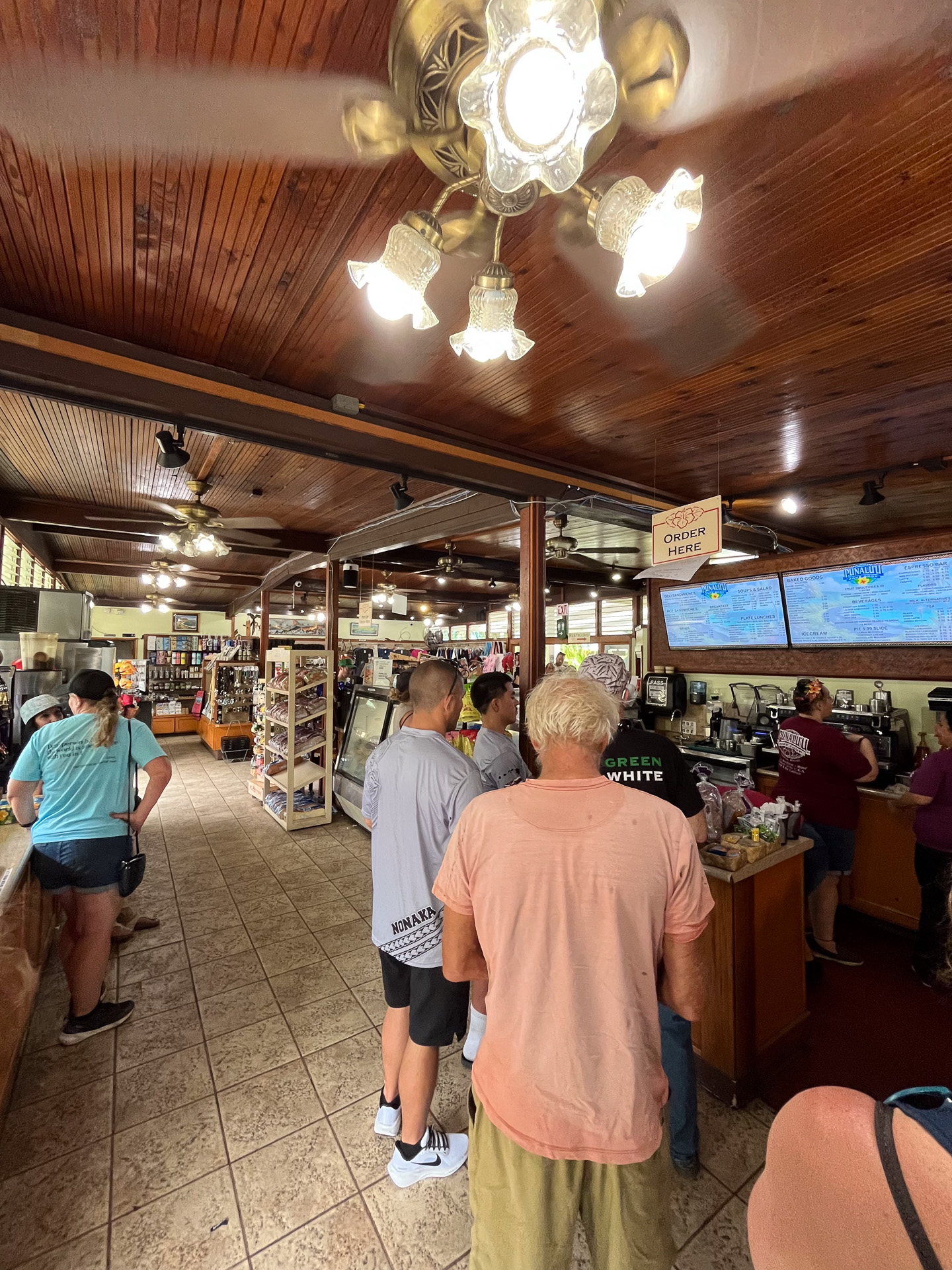 常ににぎわう店内にはお土産も売っている