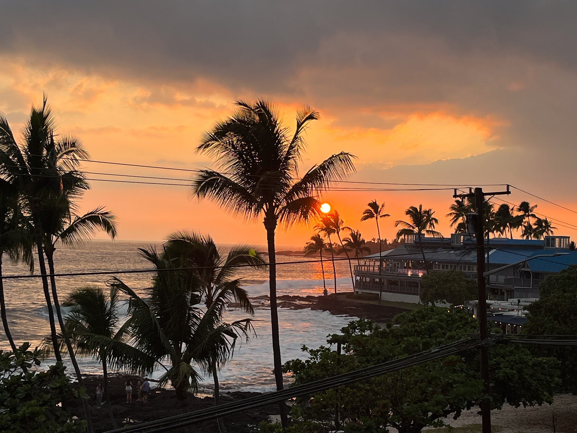 4月のコナは太陽が海に沈む様子を眺められる