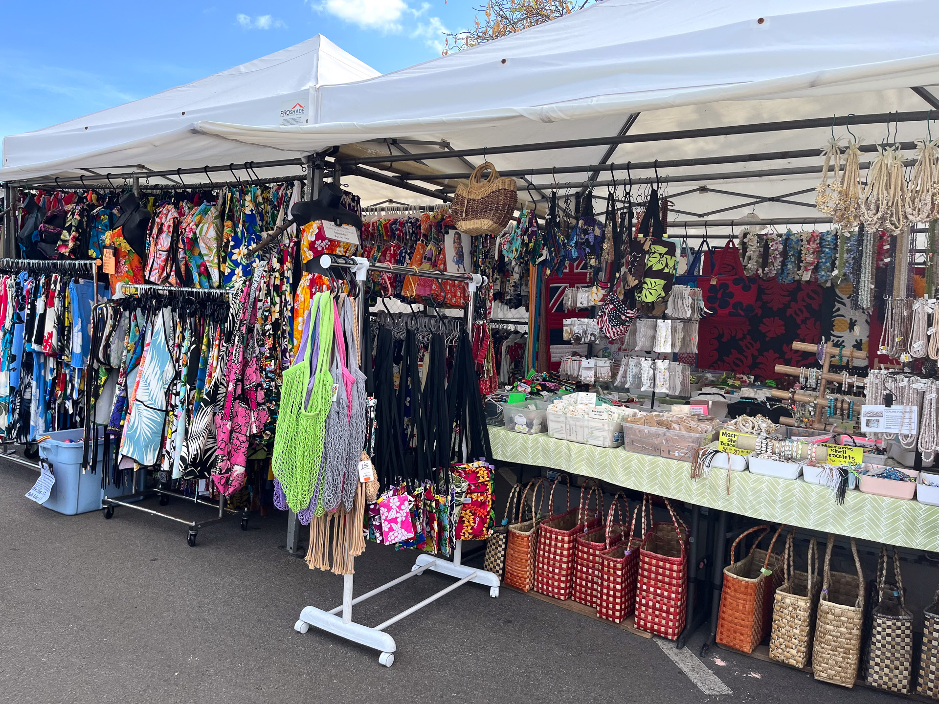 ハワイらしいお土産を売っている店もいくつかある