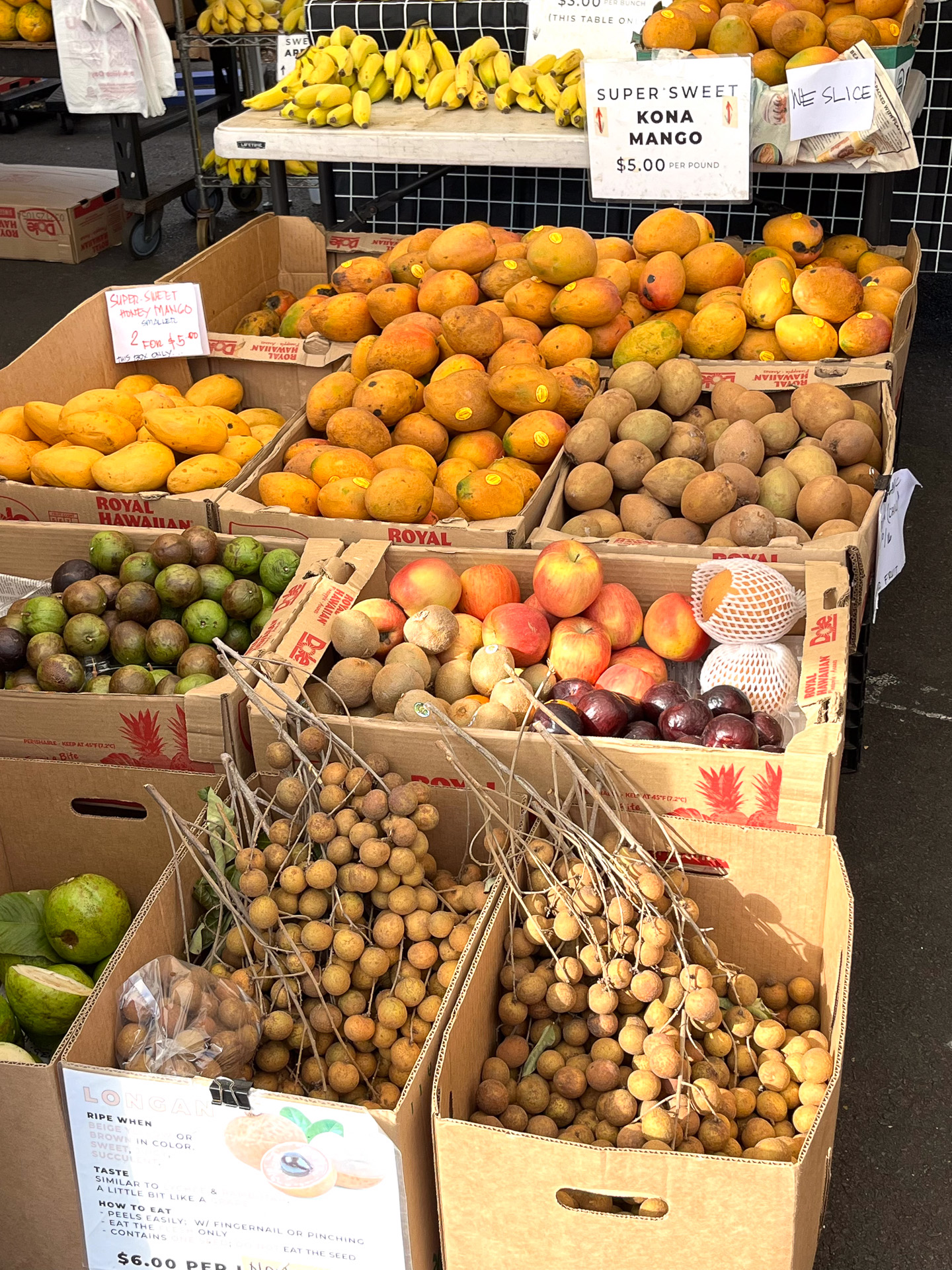 新鮮な果物や野菜がオアフ島よりも低価格で売られている