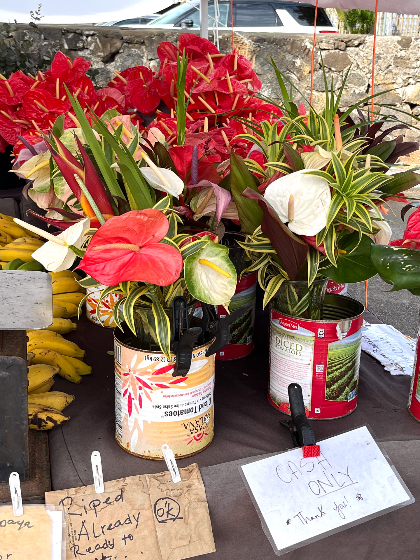 地元の人は花を買っている人も。コンドに長期滞在ならぜひ！