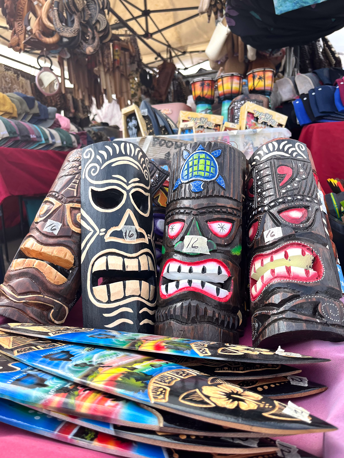 衣類からアートまでハワイのお土産も揃う