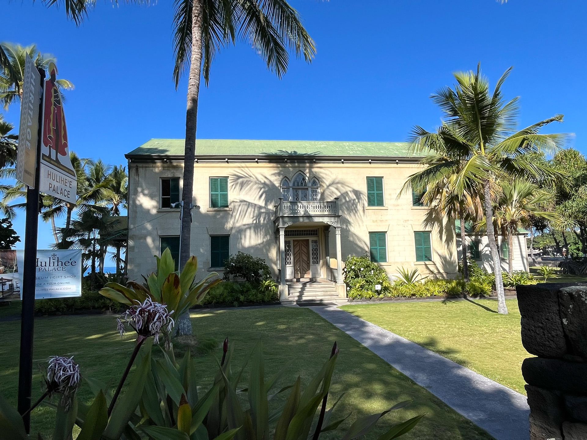 道の両脇には歴史ある建物も。王家の宮殿の一つ、フリヘエ宮殿