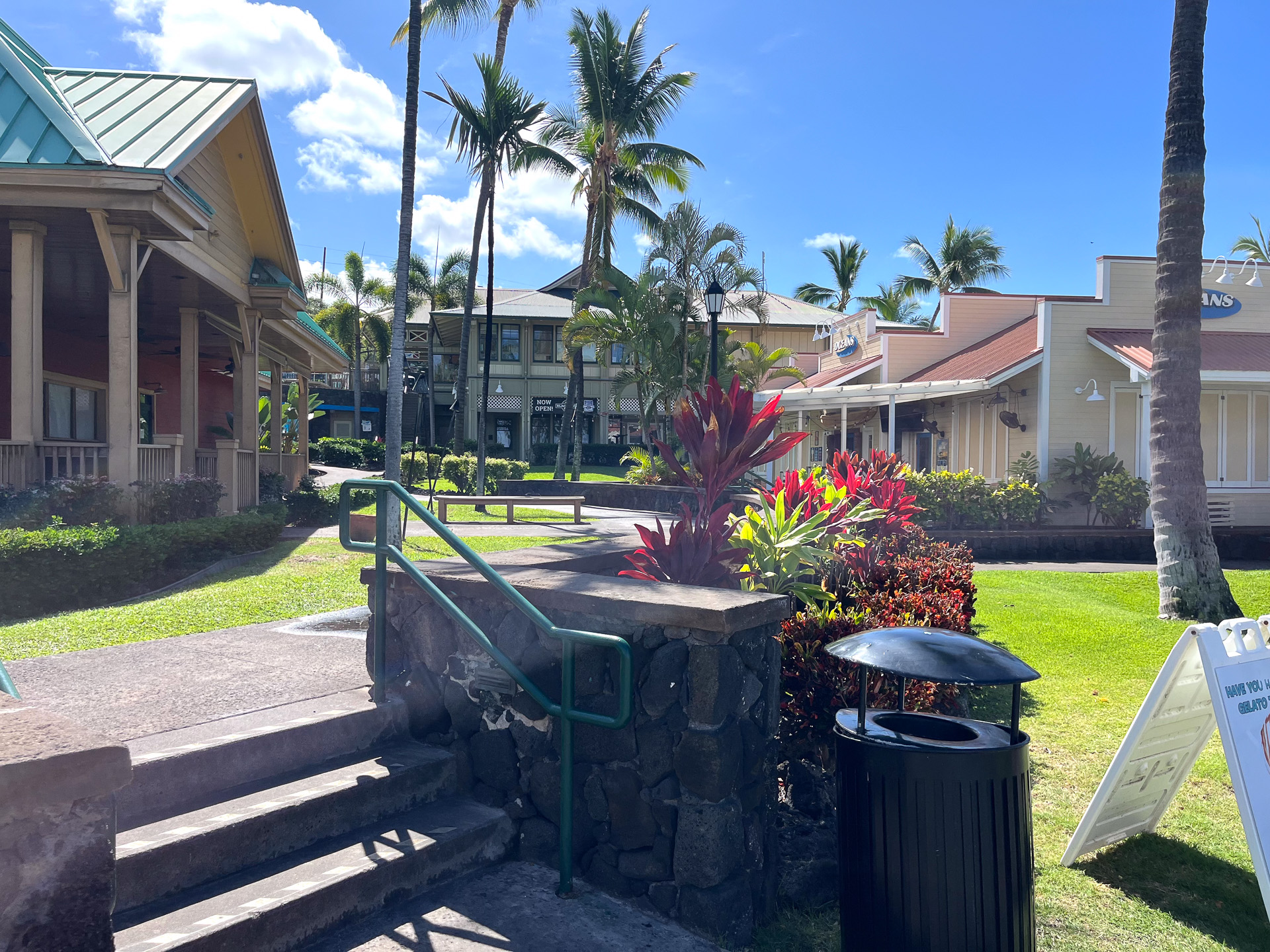 街のなかに小さなショッピングセンターがいくつもある