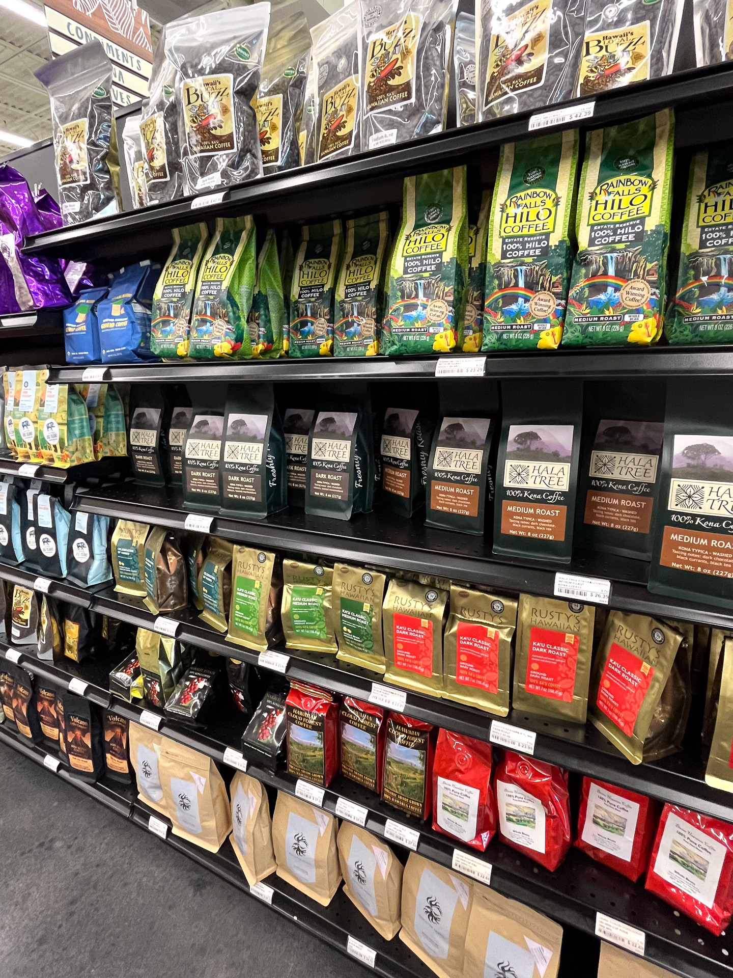 多種多様のハワイ島産コーヒーがずらりと並ぶ