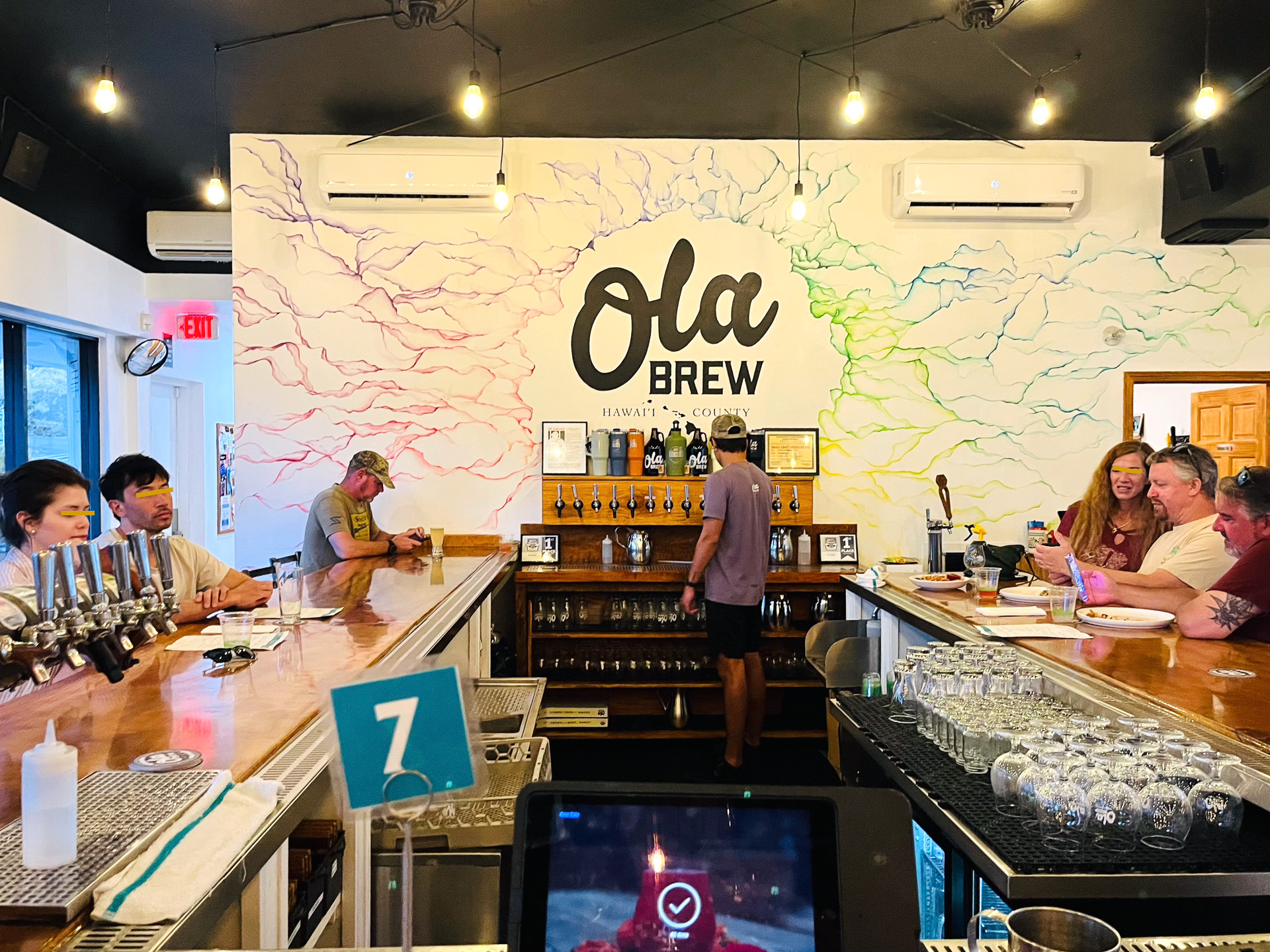 カウンター席のほか、テーブル席、アウトサイド席も