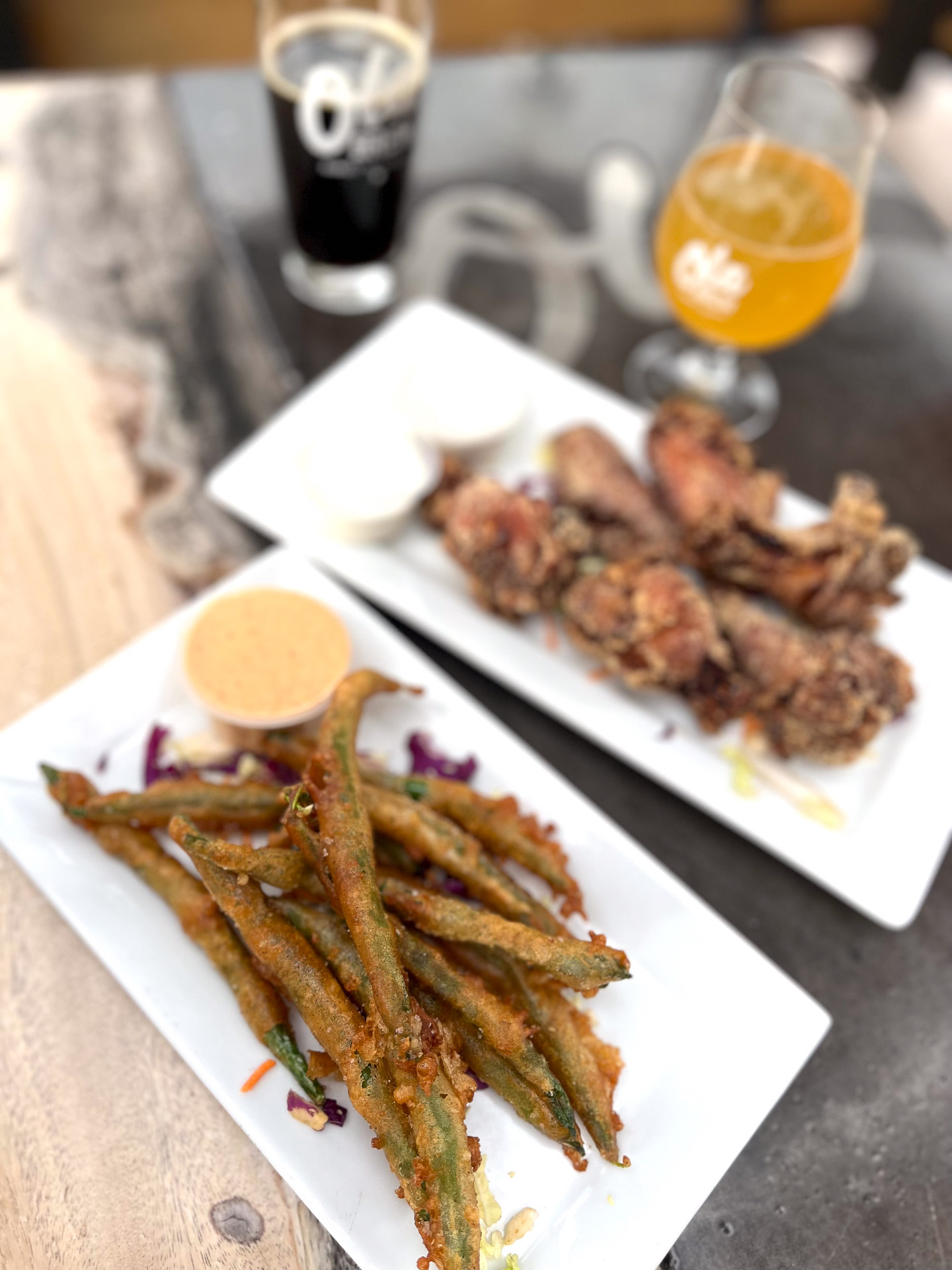 チキンウィングやインゲン豆のフライ、ピザなどフードメニューも充実している。価格帯は10～20ドルくらい