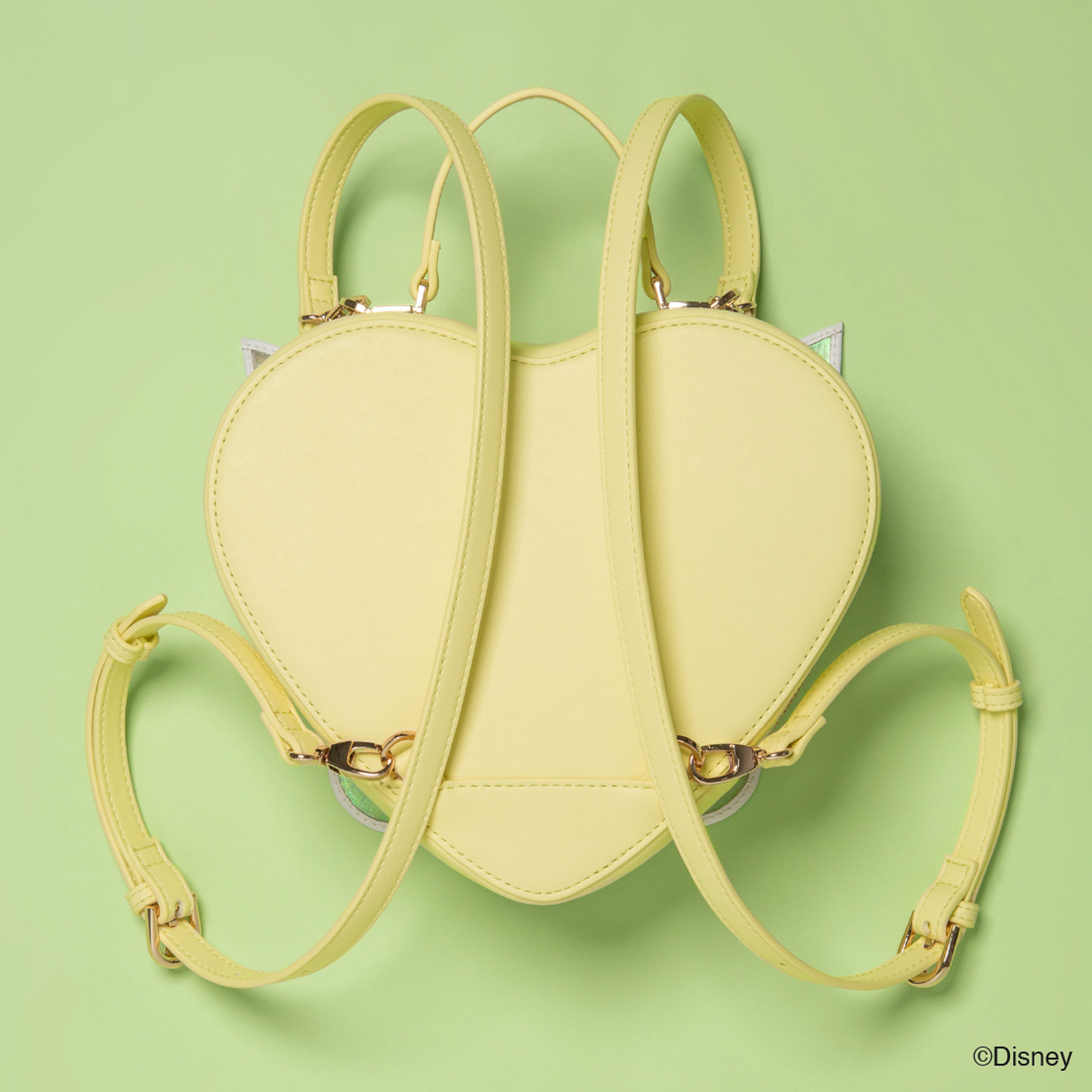 クリア素材の羽根モチーフがデザインのポイント