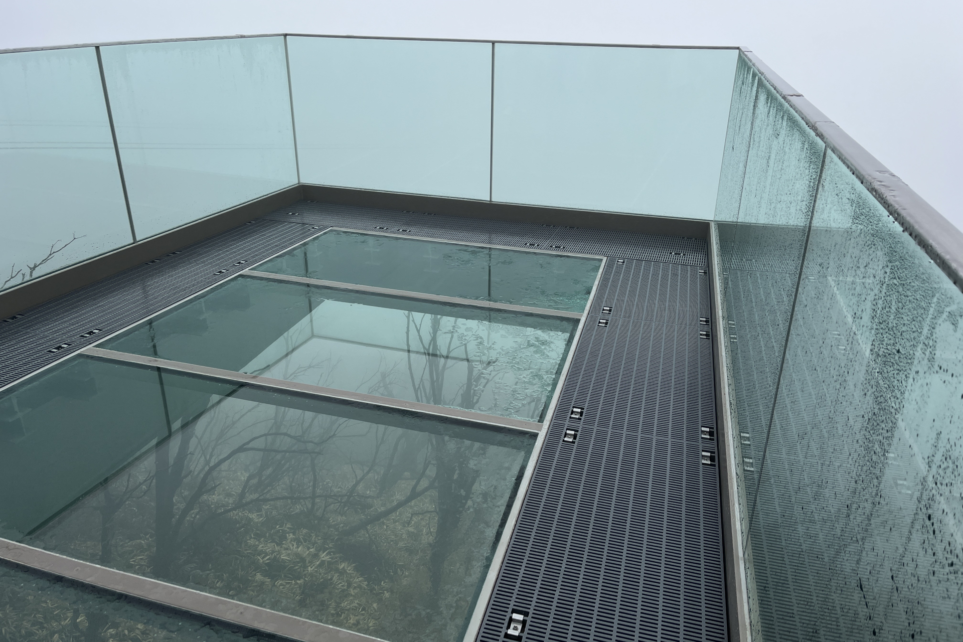 息吹のデッキはガラス張りでスリル満点（霧の日は異世界転生したかのよう）