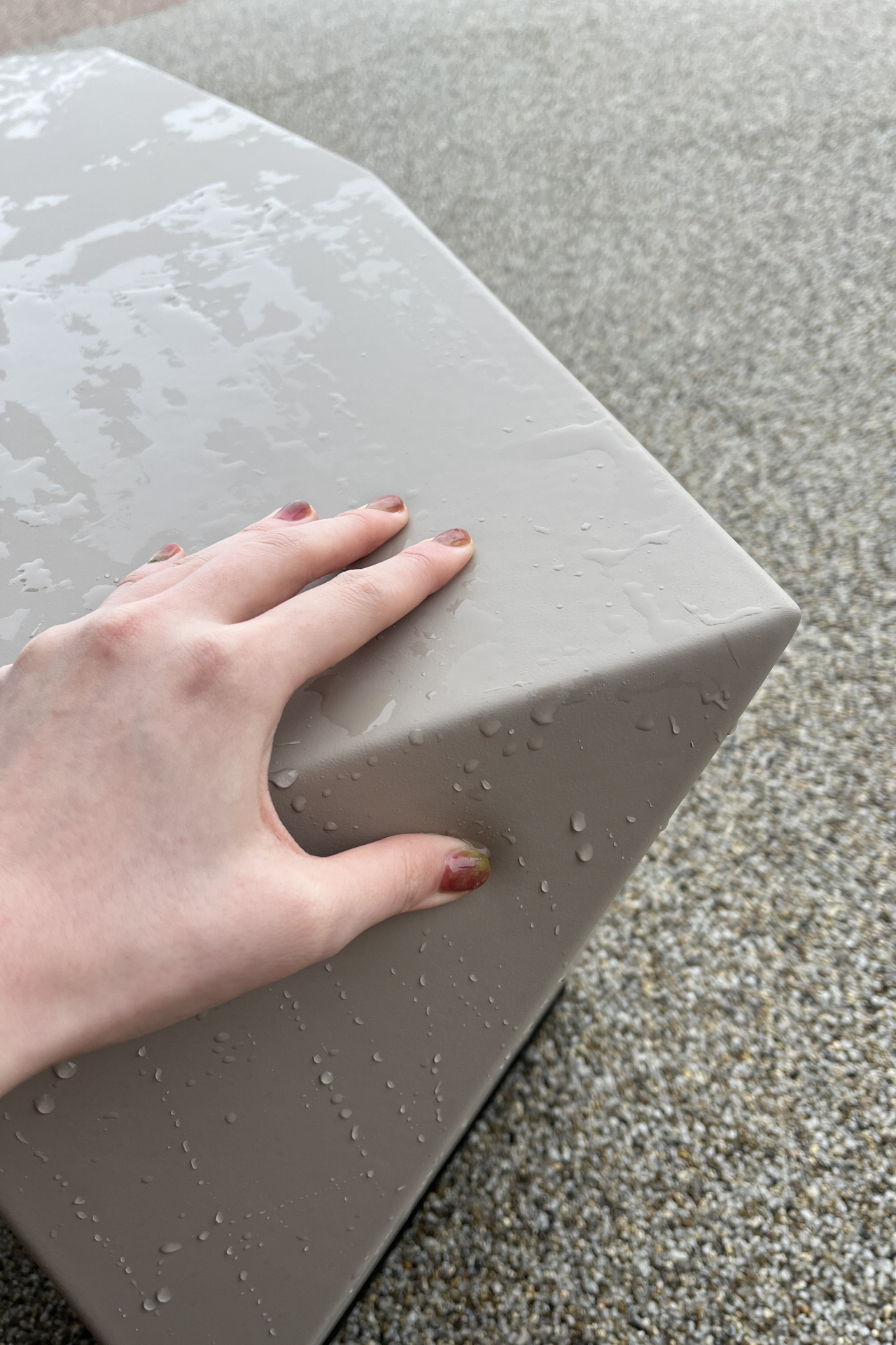 意外とやわらかい（商業施設のフードコートなどにある子供向けエリアのベンチと質感が似ている）