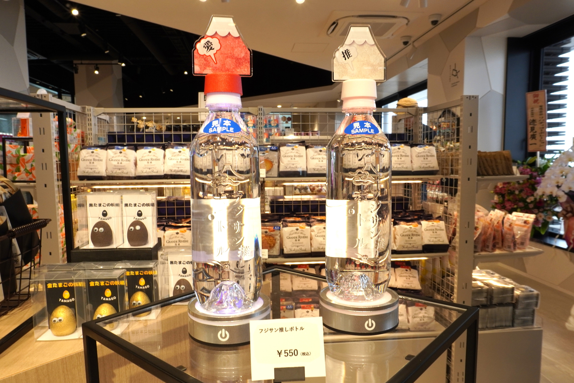 推し活グッズやTシャツ、置物、お酒やジュースなどを取り扱っている