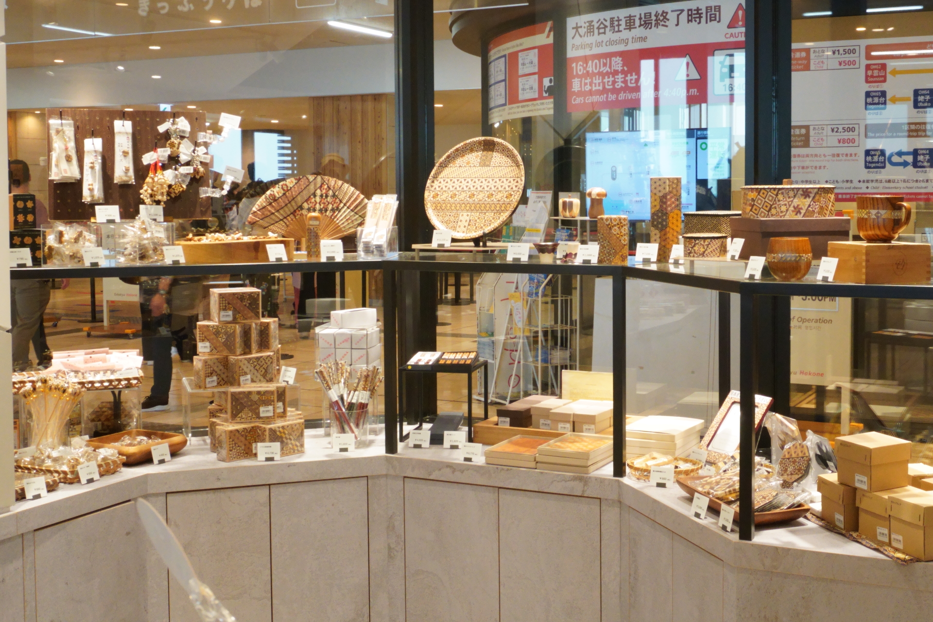 推し活グッズやTシャツ、置物、お酒やジュースなどを取り扱っている