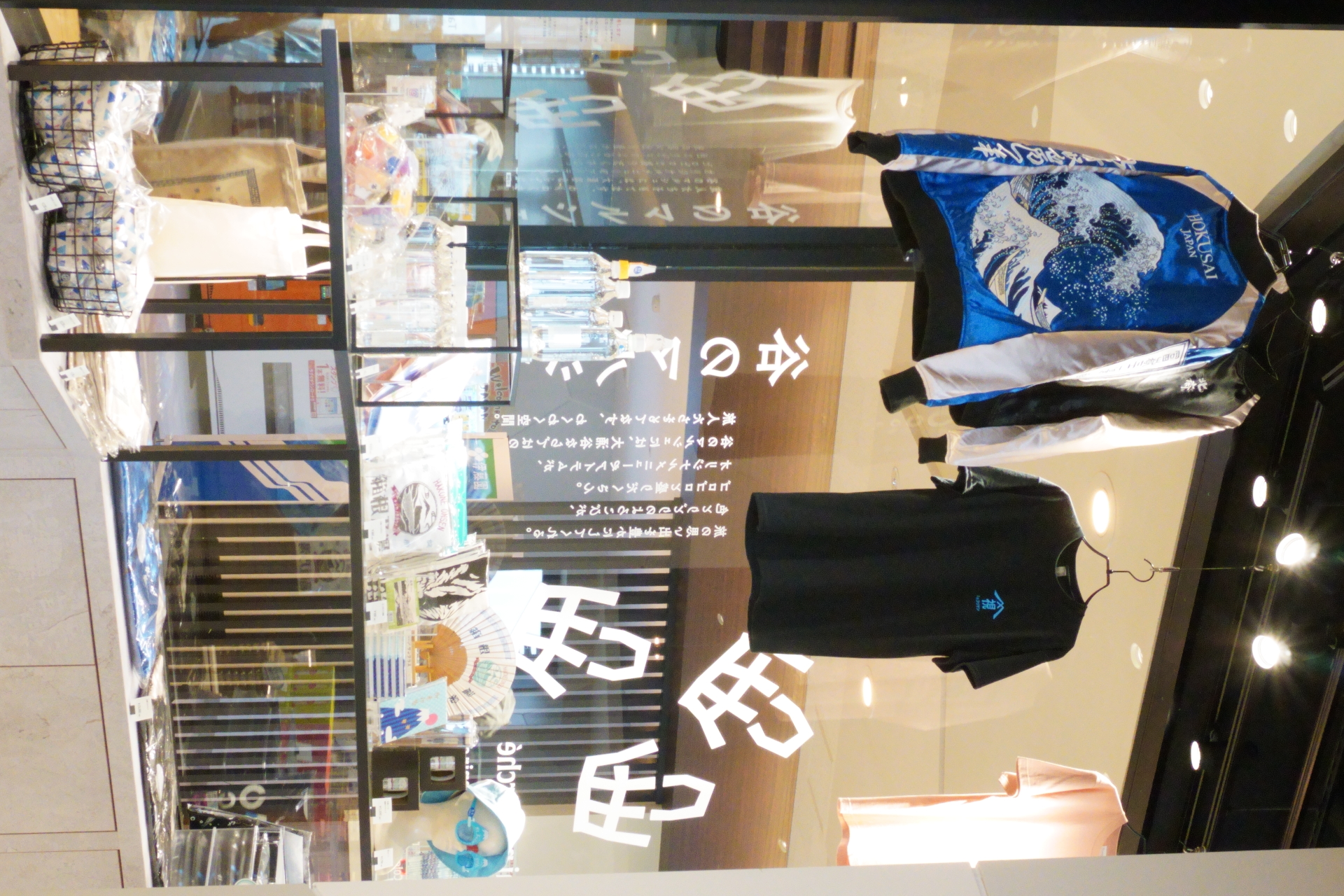 推し活グッズやTシャツ、置物、お酒やジュースなどを取り扱っている