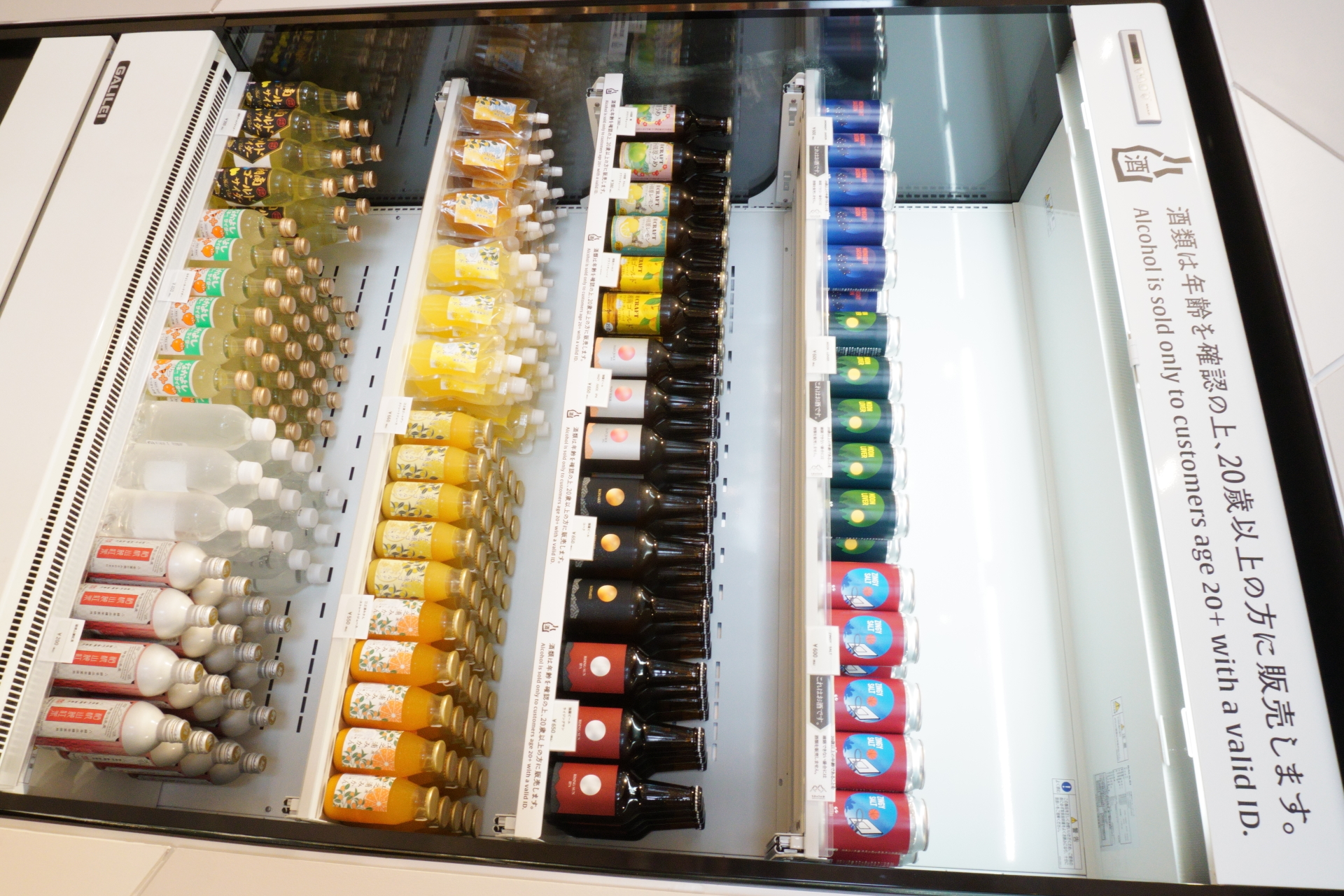 推し活グッズやTシャツ、置物、お酒やジュースなどを取り扱っている