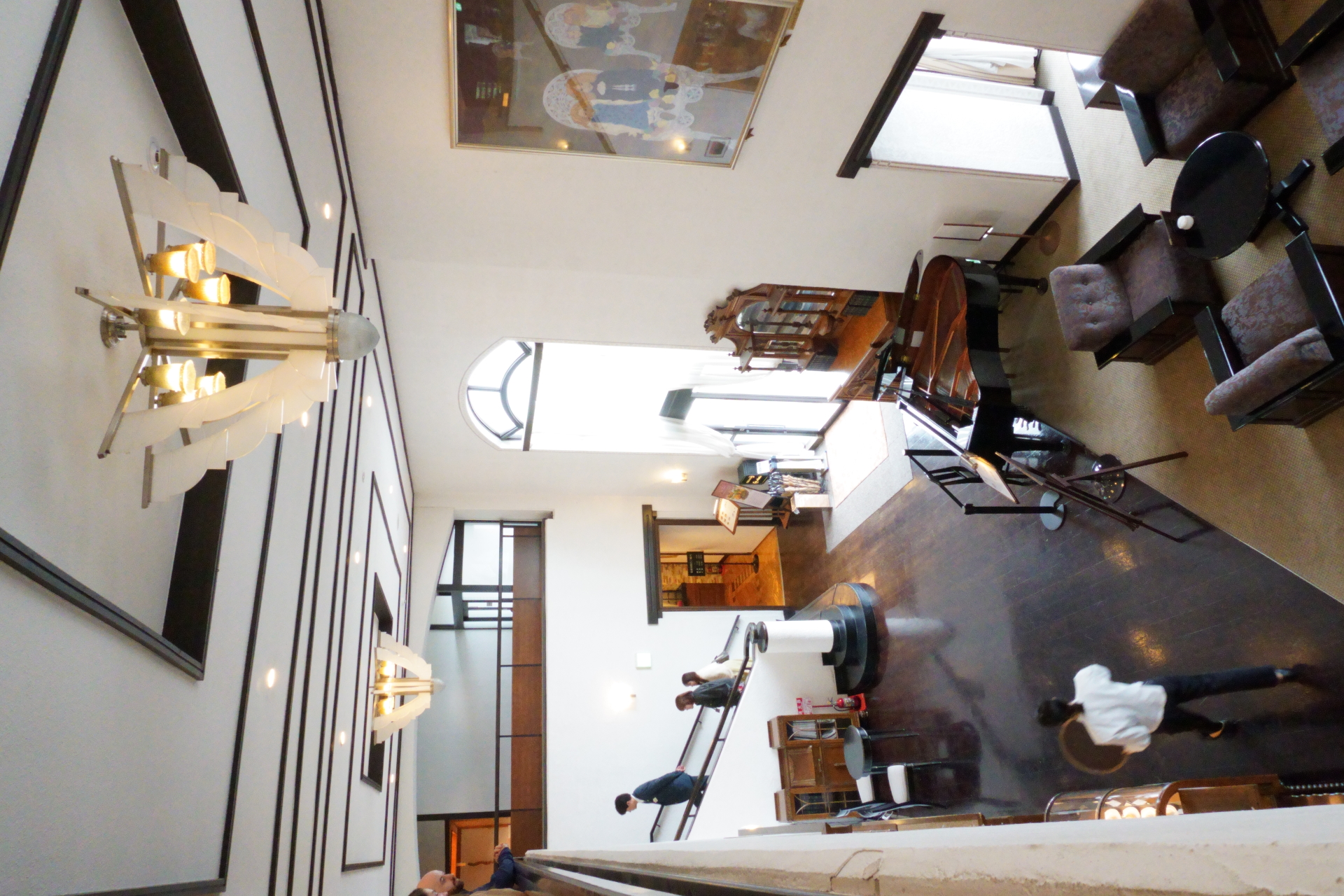 庭園のつつじ・しゃくなげはラウンジからも眺められる