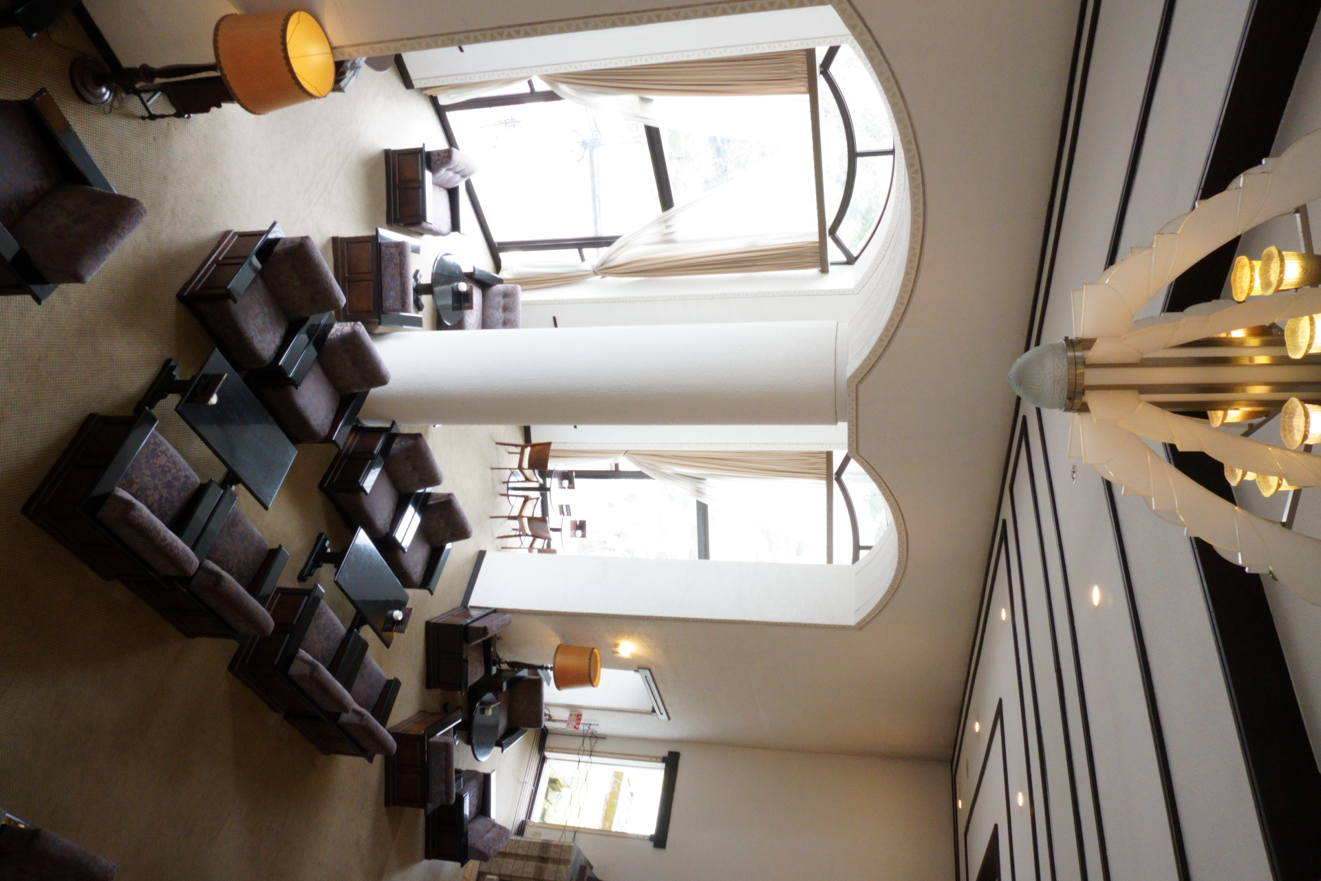 庭園のつつじ・しゃくなげはラウンジからも眺められる