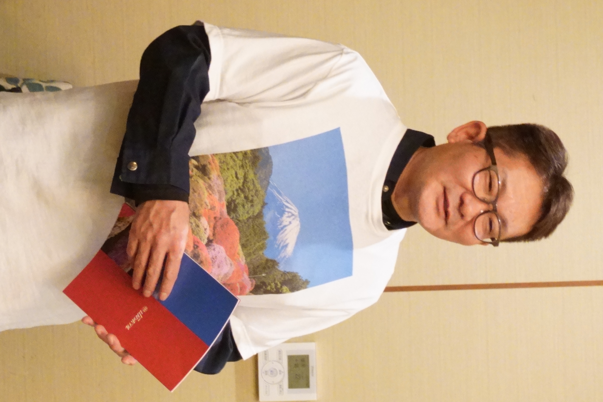 小田急 山のホテル・庭園担当の大橋明雄さん。スタッフブログで日々の開花状況を発信している。Tシャツはつつじ・しゃくなげフェアの魅力を伝えるために自作したとのこと