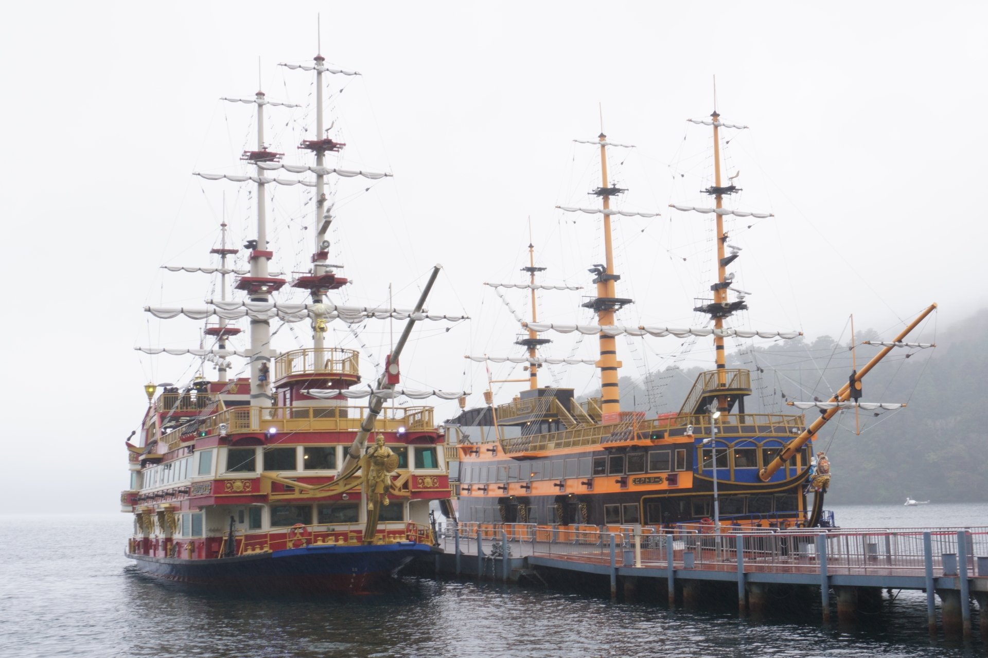 ロワイヤルII（左）とビクトリー（右）が並んだ様子