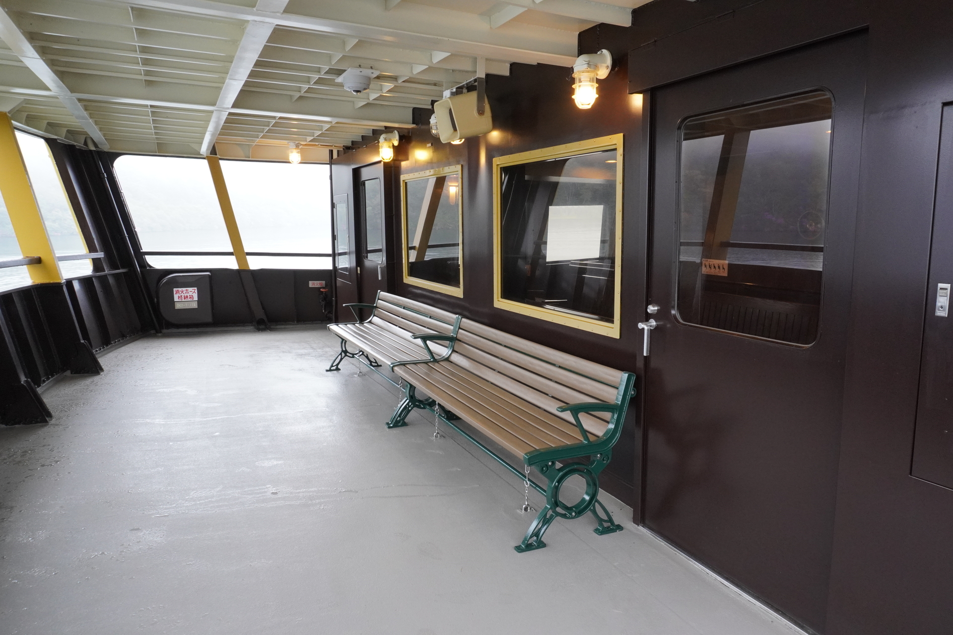 2階の外にもベンチが（雨の日だけど屋根もあって静かだったので、船内を撮影したあとはここでぼーっとしてました）