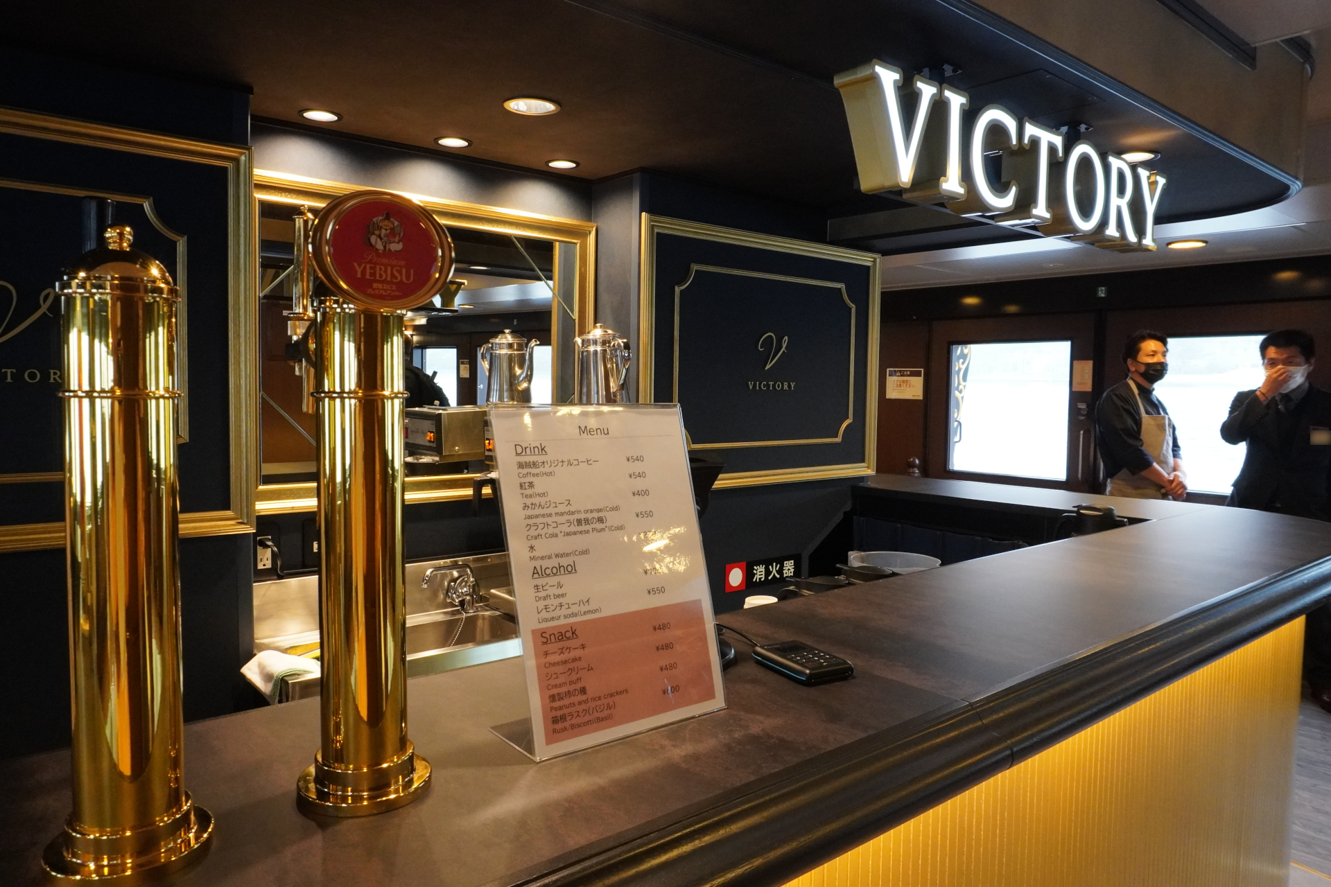 カウンターにはビールサーバーを設置