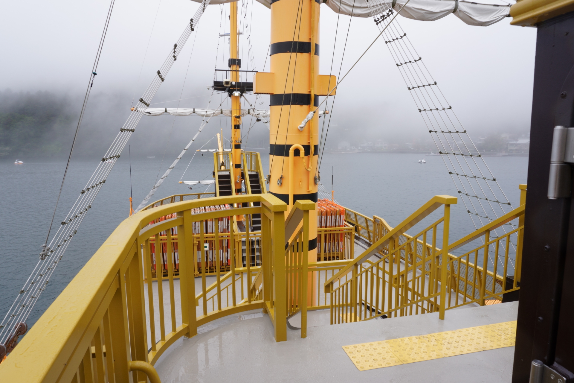 奥にあるのは普通船室の展望台。特別船室専用のほうが広くてゆったりしている