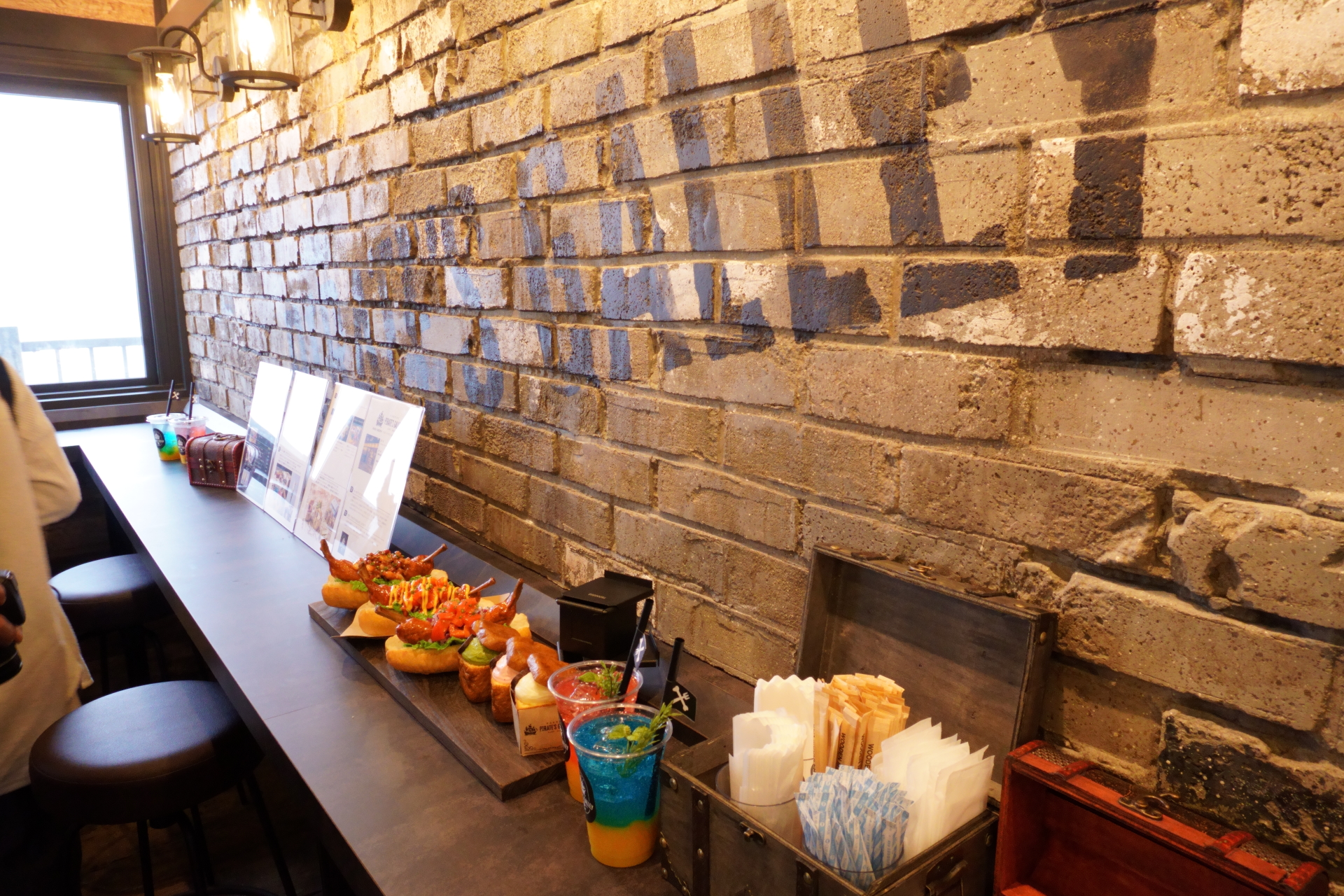 カウンター席でワイルドに食べよう