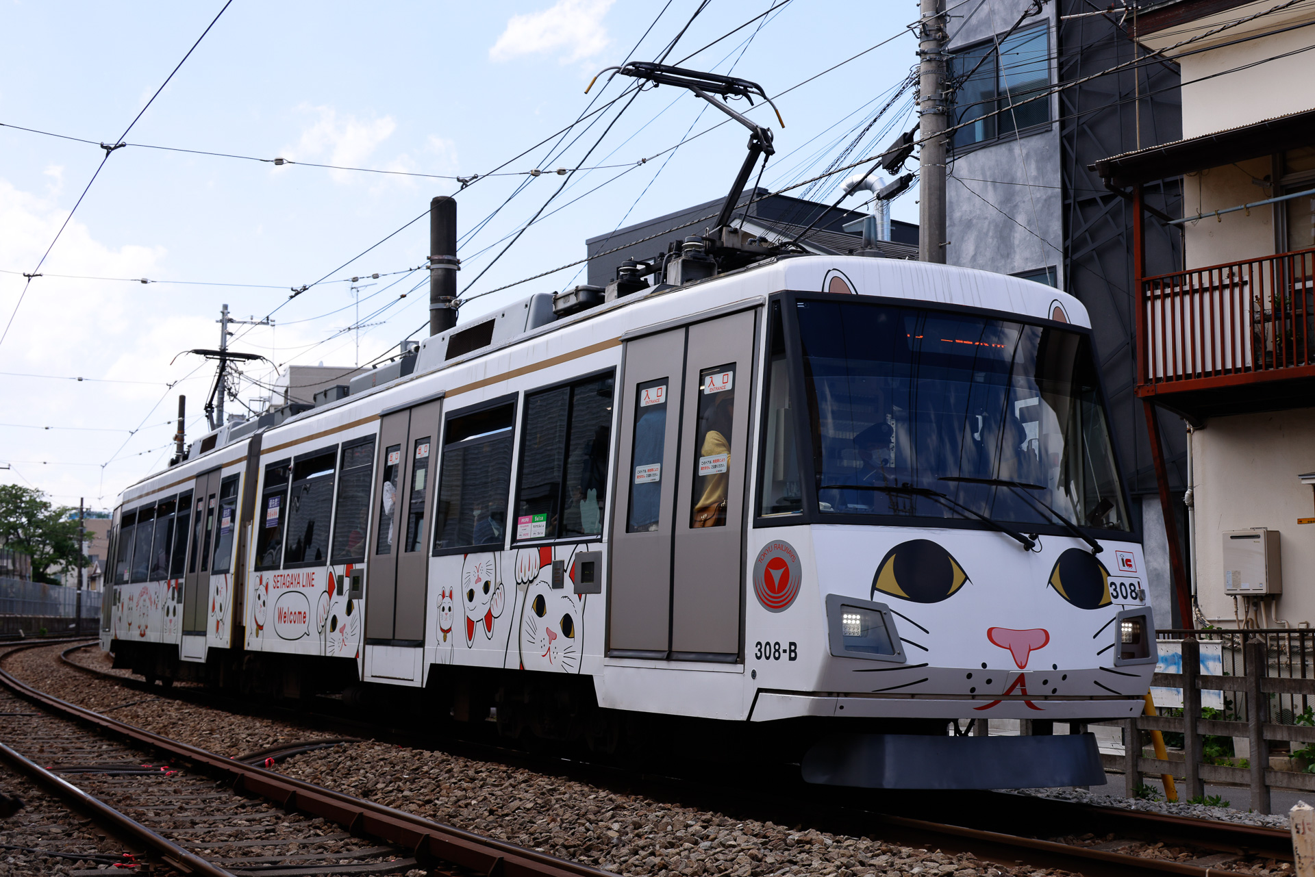 「招き猫電車」になっている第8編成（308F）も、記念ヘッドマークステッカーは付かない