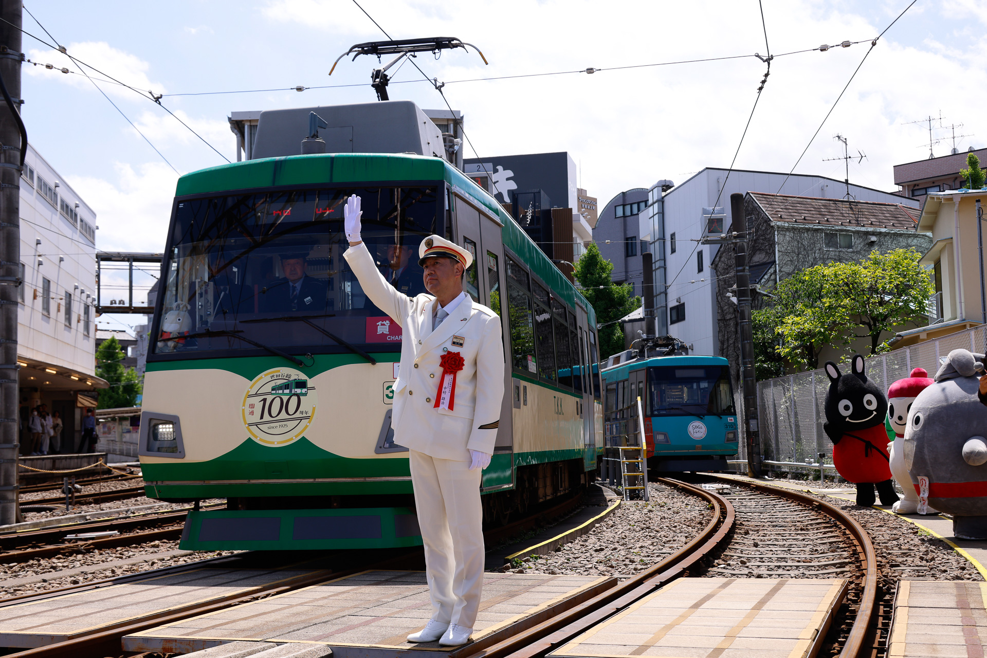 東急電鉄 世田谷線管区 区長の中村雄治氏による出発合図