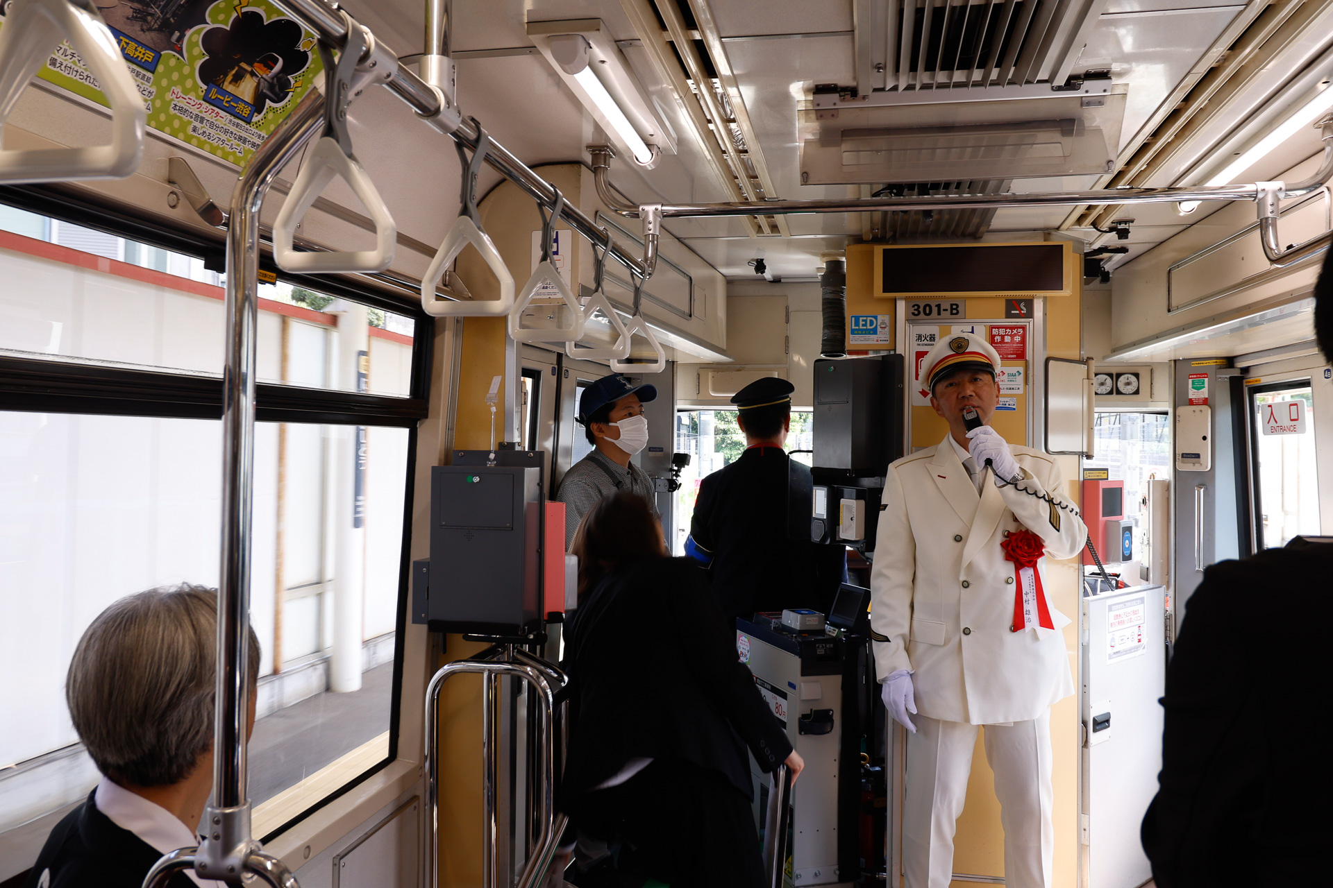 世田谷線管区の中村区長は、記念列車の車内でもあいさつなどを担当