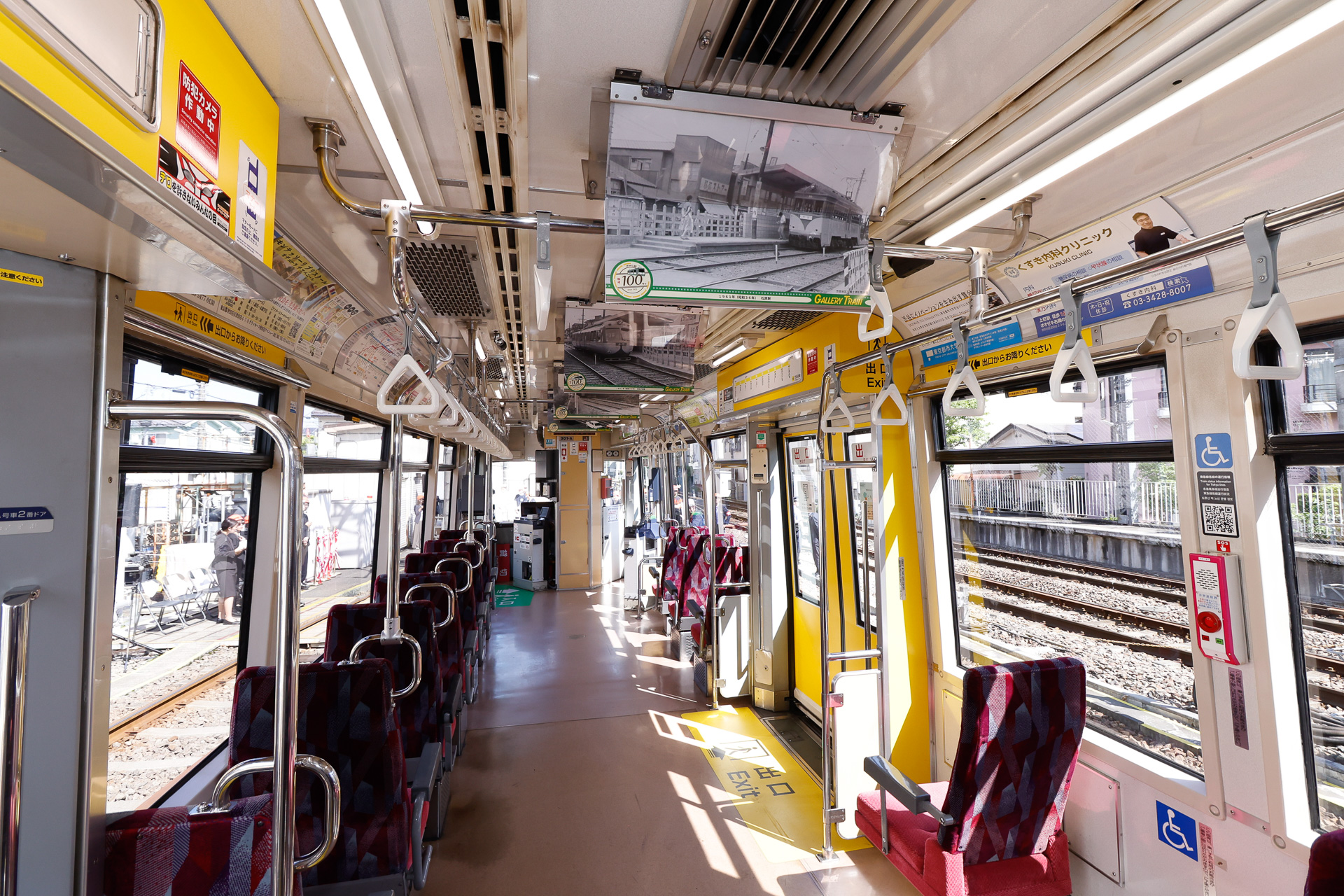 300系の車内。ギャラリーになっているのは吊り広告だけで、左右の「肩」の部分の広告枠は通常どおり