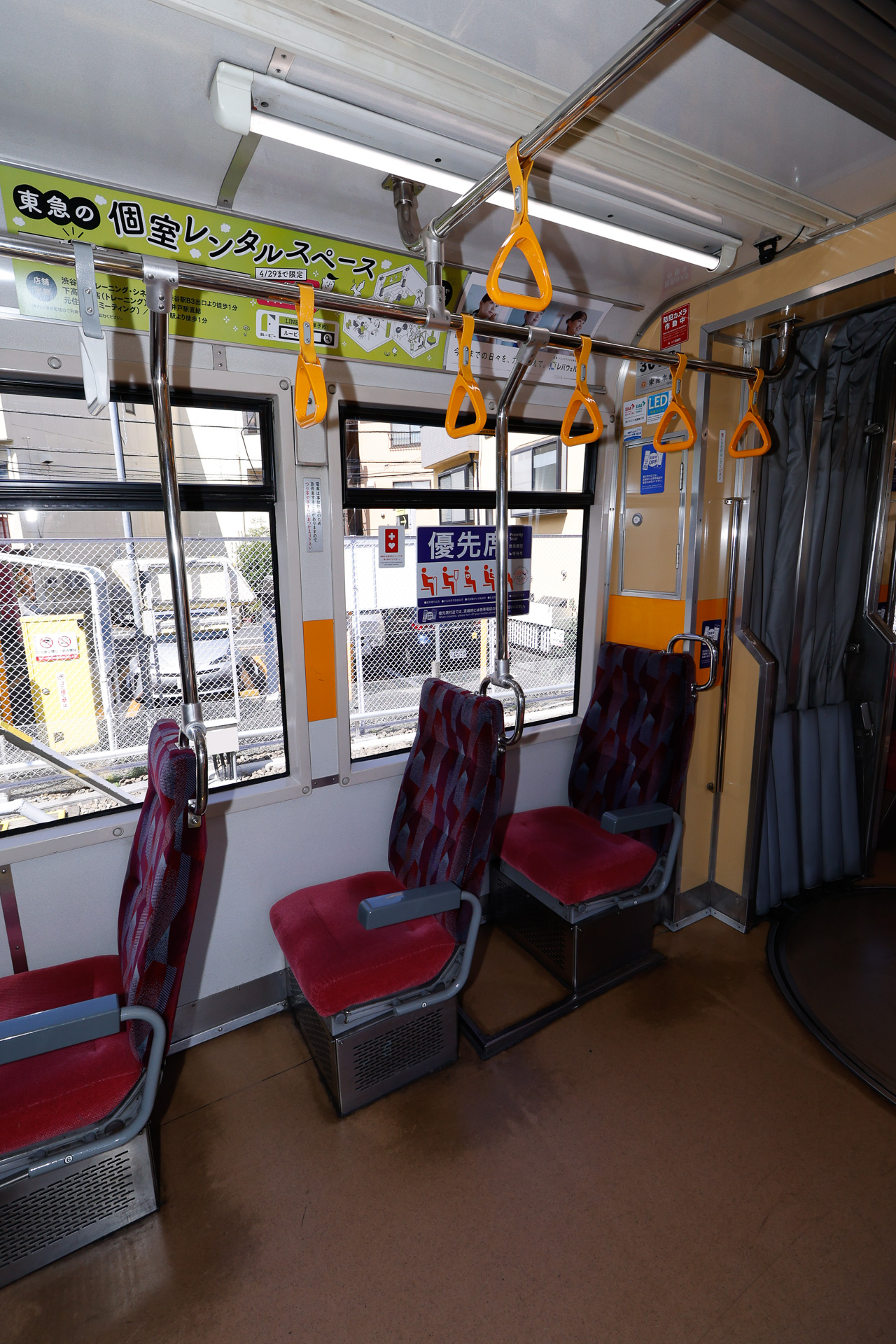 300系の腰掛は、ロングシートになっている優先席以外は、方向固定の1人掛けクロスシート