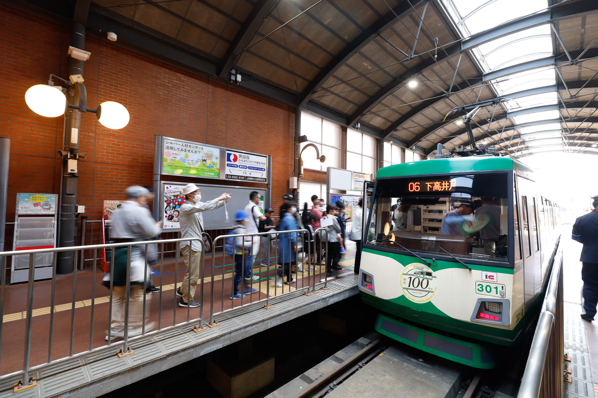 記念列車が三軒茶屋駅に到着したら、降車ホームと反対側の乗車ホームは、乗車待ちの列ができていた