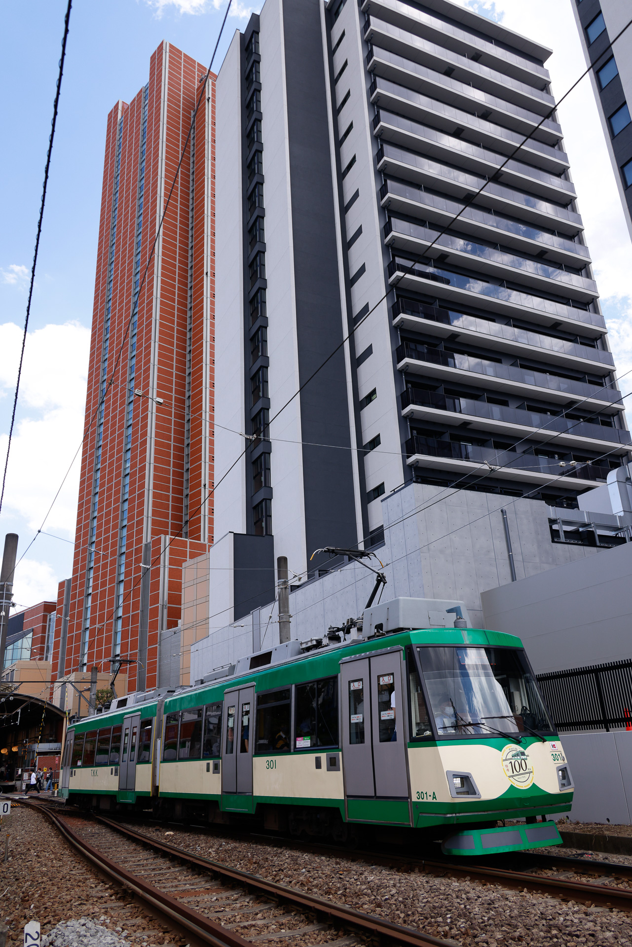 三軒茶屋駅を出発する301F。背後にある茶色の建物は、三軒茶屋駅と一体になっているキャロットタワー